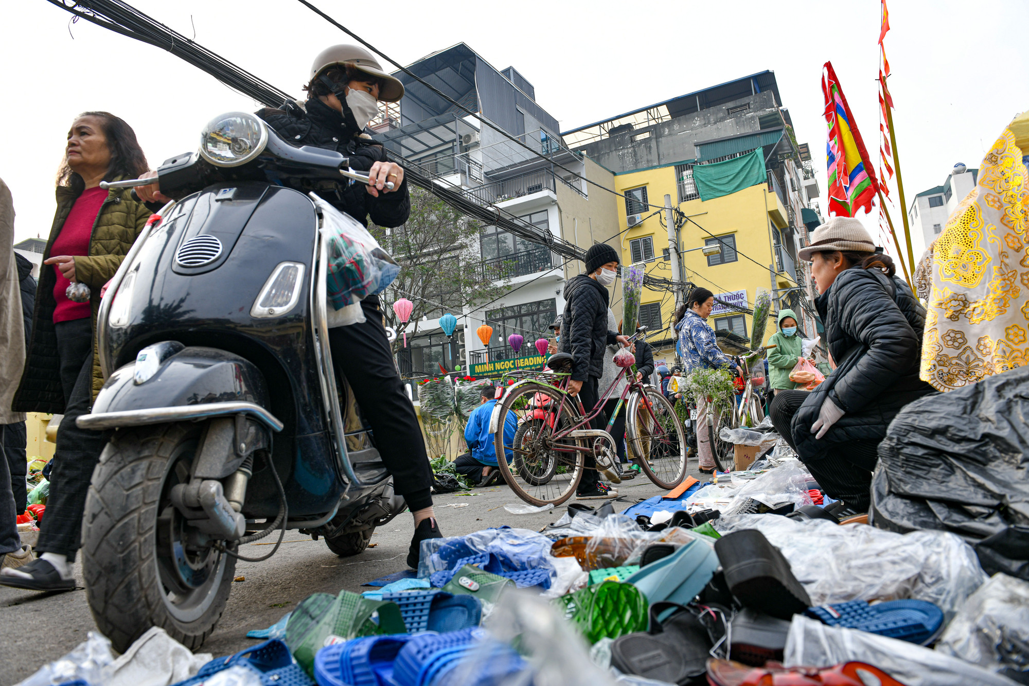 Chợ Hữu Tiệp bán đủ các loại mặt hàng ngày 30 Tết.