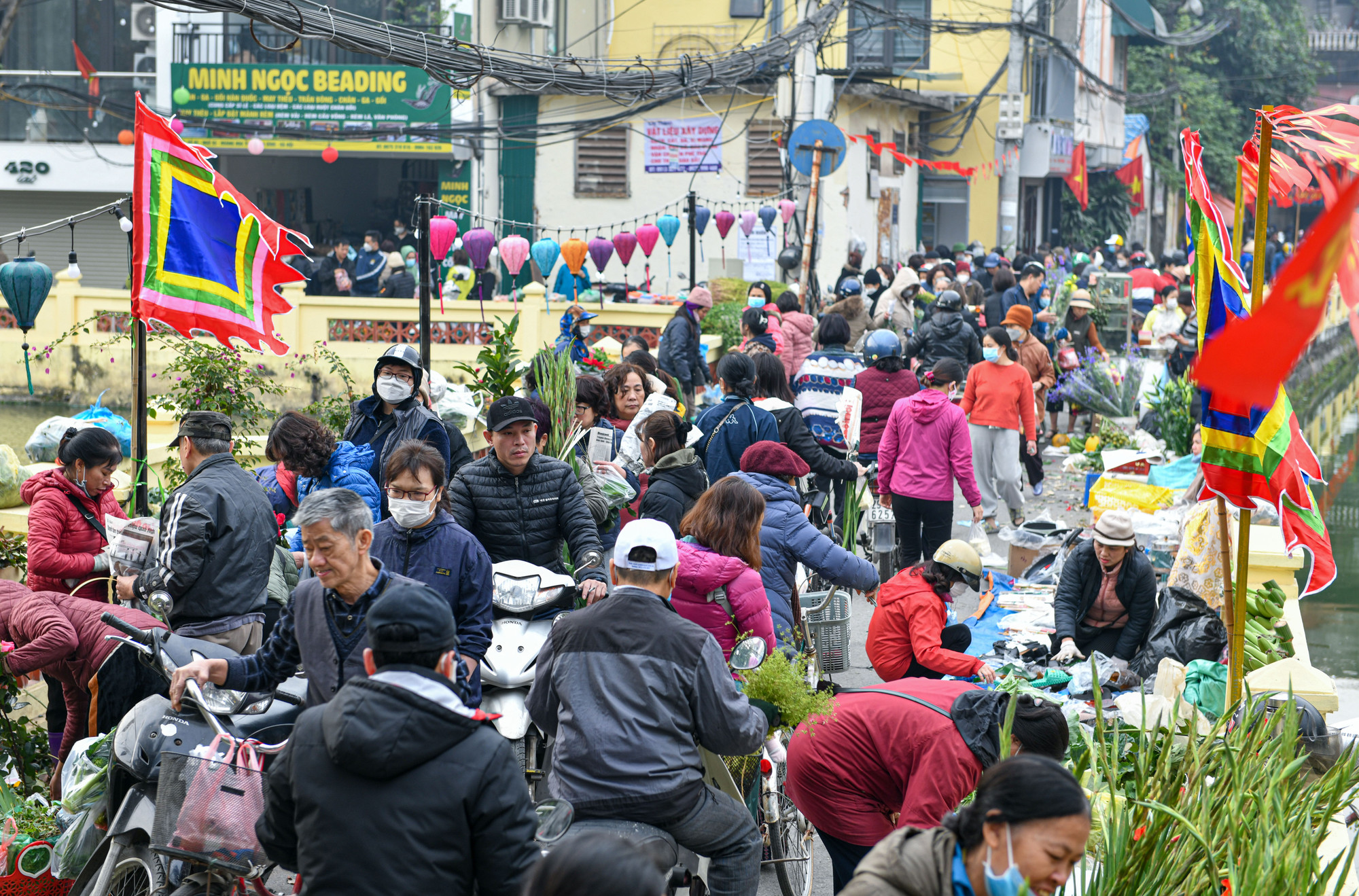 Đến đây cảm giác như lạc vào chợ Tết vùng thôn quê với hình ảnh sông nước và tường vàng cổ kính.