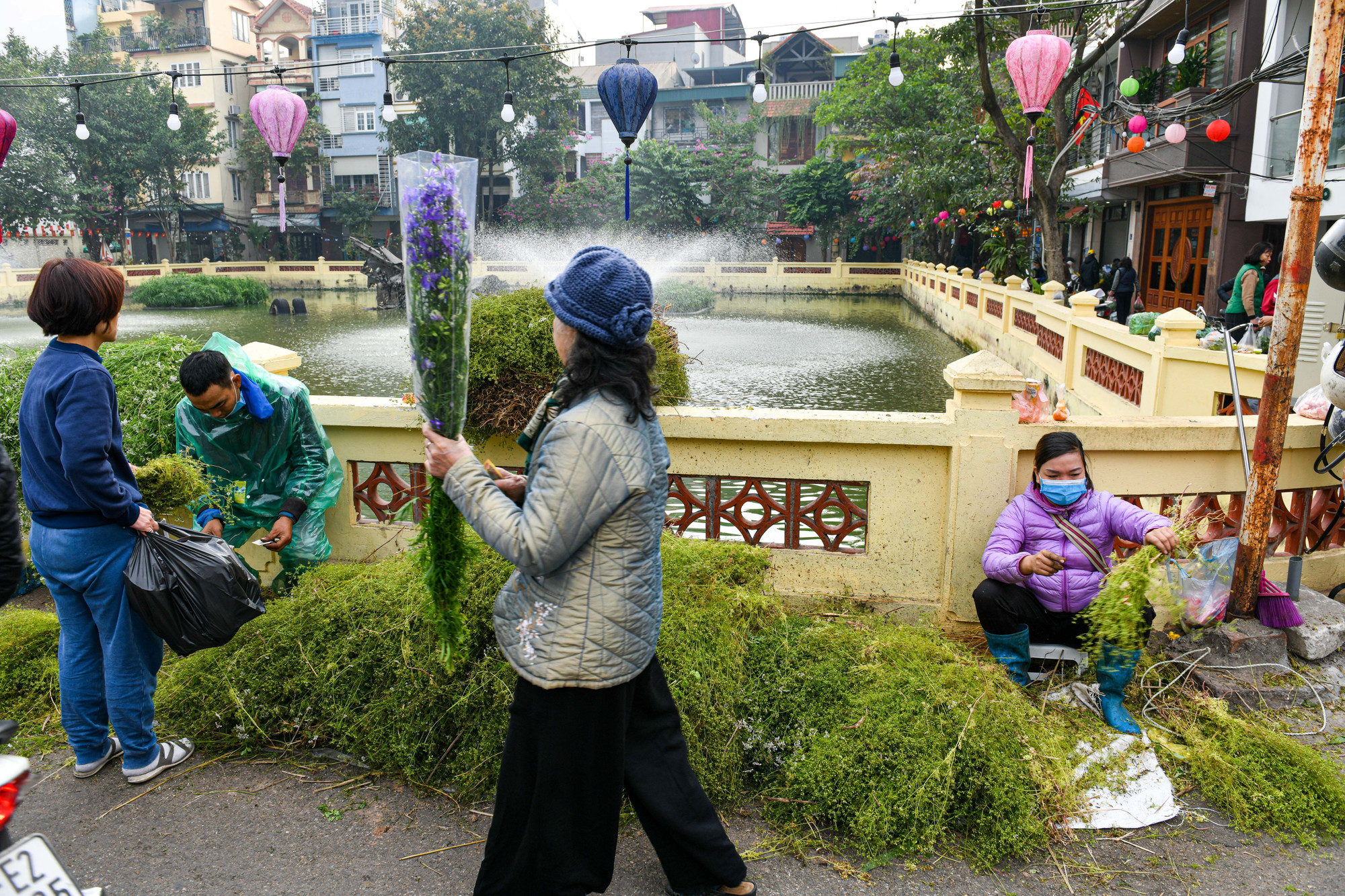 Đi chợ Hữu Tiệp người dân như được hòa mình vào không khí Tết xưa của người Hà Nội.