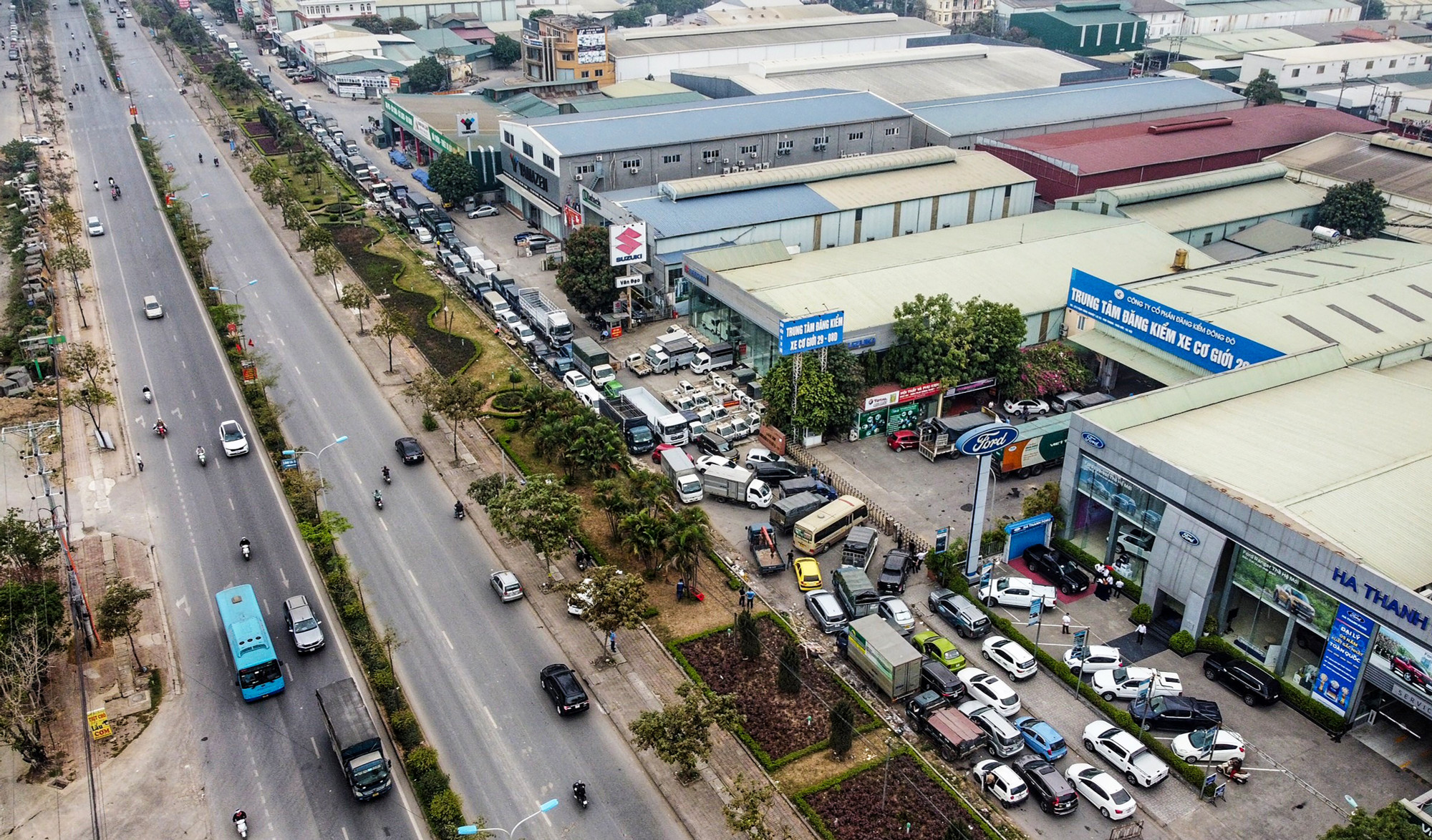 Từ nhiều ngày qua, tình trạng các phương tiện xếp hàng chật cứng trước lối vào các Trung tâm đăng kiểm xe cơ giới lại thường xuyên xuất hiện. Từ nhiều ngày qua, tình trạng các phương tiện xếp hàng chật cứng trước lối vào các Trung tâm đăng kiểm xe cơ giới lại thường xuyên xuất hiện.