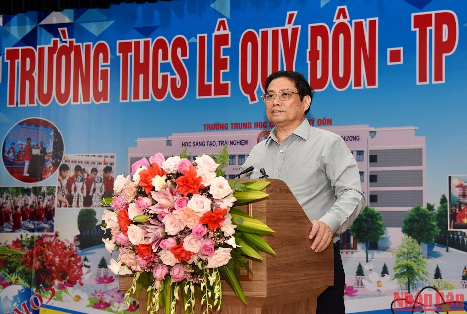 Thủ tướng Phạm Minh Chính phát biểu động viên, chúc mừng giáo viên, học sinh cụm liên trường học thành phố Lào Cai.