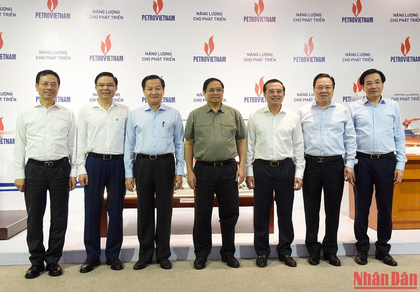 Thủ tướng Phạm Minh Chính với các đại biểu và lãnh đạo Petrovietnam. Thủ tướng Phạm Minh Chính với các đại biểu và lãnh đạo Petrovietnam.
