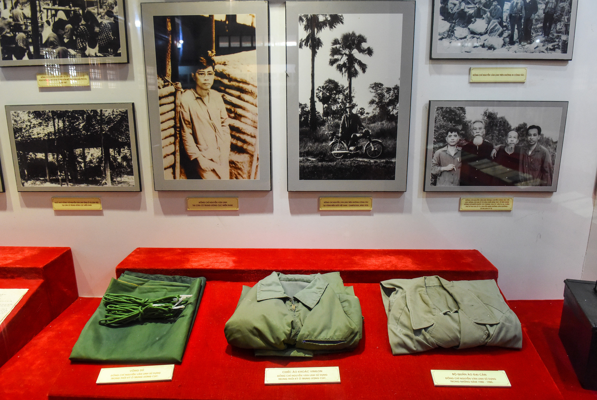 Khu lưu niệm trưng bày những hình ảnh cùng những hiện vật tiêu biểu giới thiệu về thân thế, sự nghiệp của Tổng Bí thư Nguyễn Văn Linh. Trong ảnh là những bộ trang phục mà Tổng Bí thư Nguyễn Văn Linh thường dùng trong giai đoạn hoạt động tại Trung ương Cục miền nam. Khu lưu niệm trưng bày những hình ảnh cùng những hiện vật tiêu biểu giới thiệu về thân thế, sự nghiệp của Tổng Bí thư Nguyễn Văn Linh. Trong ảnh là những bộ trang phục mà Tổng Bí thư Nguyễn Văn Linh thường dùng trong giai đoạn hoạt động tại Trung ương Cục miền nam.