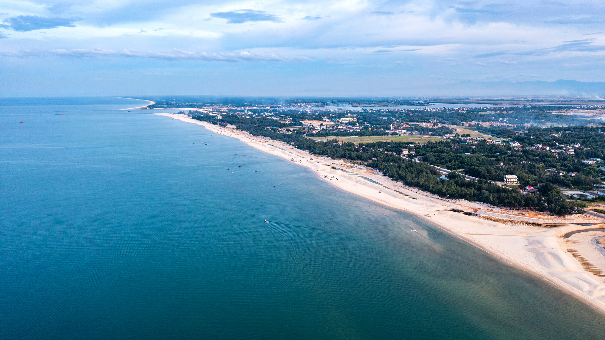 Cách thành phố Đông Hà 15km, bãi tắm Cửa Việt nằm ở địa phận Gio Việt, huyện Gio Linh, tỉnh Quảng Trị. Cửa Việt trải dài với bãi tắm rộng, cát trắng mịn, sạch sẽ bên những rừng dương xanh.