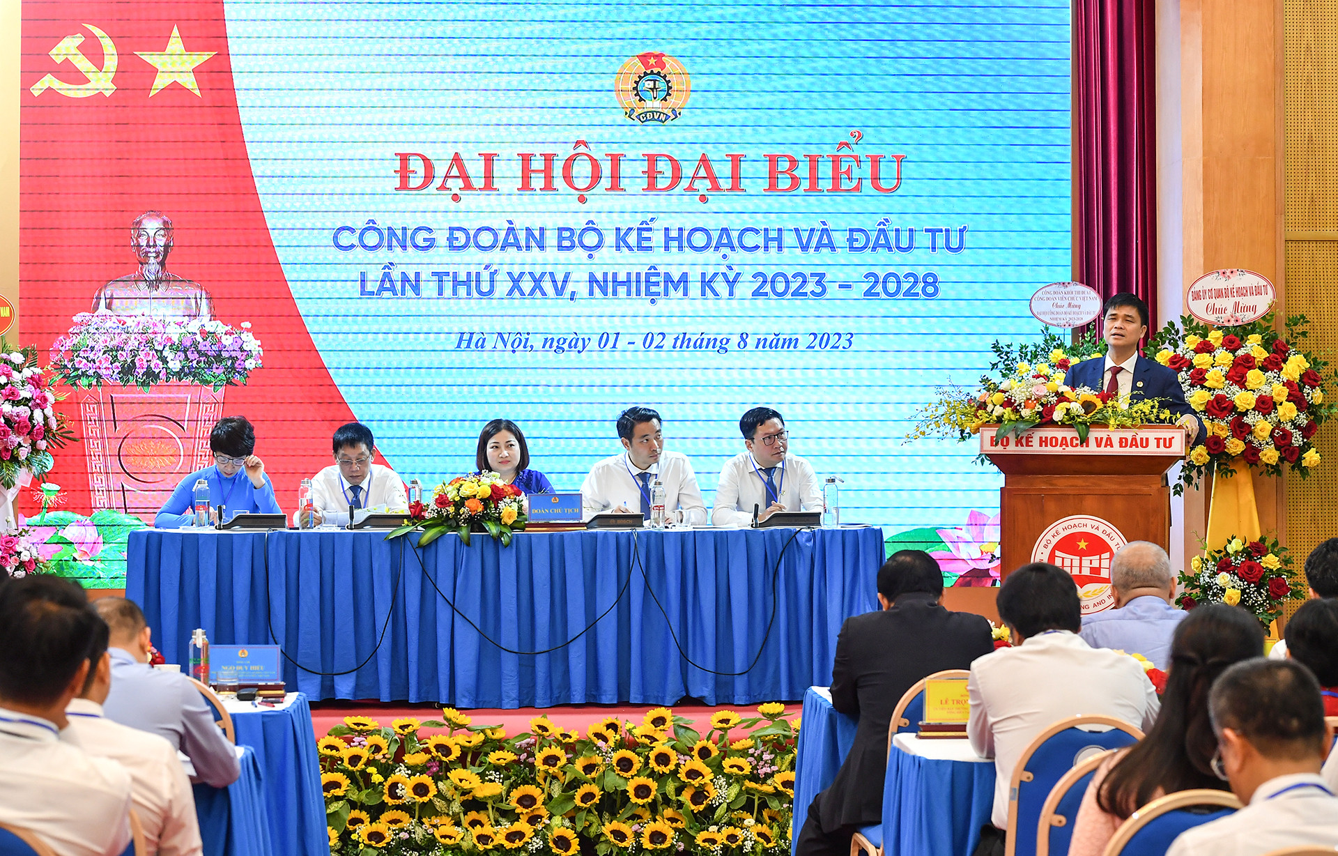 Về phía khách mời có Phó Chủ tịch Tổng Liên đoàn Lao động Việt Nam, Chủ tịch Công đoàn Viên chức Việt Nam Ngọ Duy Hiểu; ông Thái Hoài Nam, Phó Chủ tịch Công đoàn Viên chức Việt Nam; ông Nguyễn Đức Thịnh, Trưởng ban Đối ngoại, Tổng Liên đoàn Lao động Việt Nam; các đồng chí là lãnh đạo khối thi đua I của Công đoàn Viên chức Việt Nam; đại diện Sở Kế hoạch và Đầu tư một số địa phương.