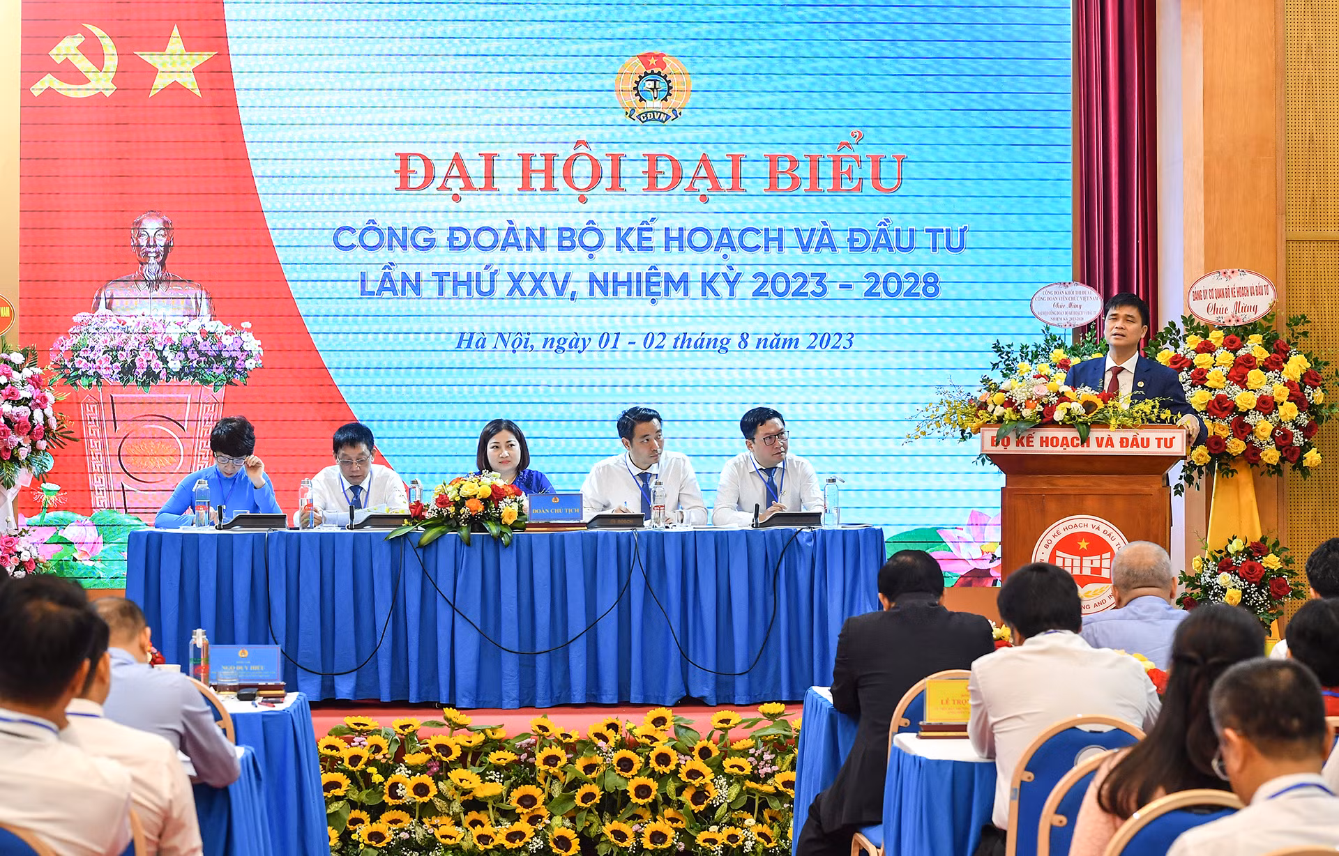 Về phía khách mời có Phó Chủ tịch Tổng Liên đoàn Lao động Việt Nam, Chủ tịch Công đoàn Viên chức Việt Nam Ngọ Duy Hiểu; ông Thái Hoài Nam, Phó Chủ tịch Công đoàn Viên chức Việt Nam; ông Nguyễn Đức Thịnh, Trưởng ban Đối ngoại, Tổng Liên đoàn Lao động Việt Nam; các đồng chí là lãnh đạo khối thi đua I của Công đoàn Viên chức Việt Nam; đại diện Sở Kế hoạch và Đầu tư một số địa phương.