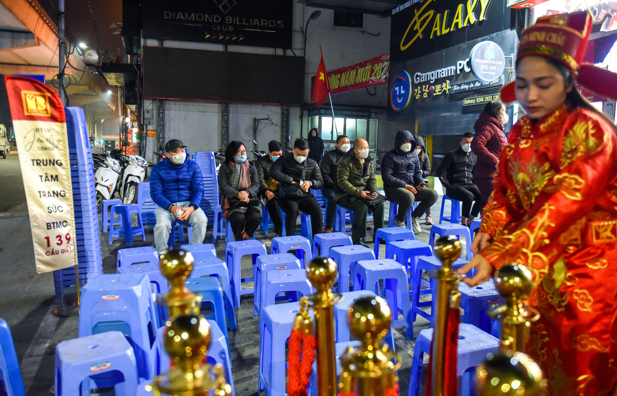 Vào thời điểm 5 giờ sáng, đã có gần chục khách hàng xuất hiện tại cửa hàng của Bảo Tín Minh Châu. Mỗi khách hàng sẽ được phát số thứ tự và được hướng dẫn ngồi chờ trên những dãy ghế đã được chuẩn bị sẵn từ trước.