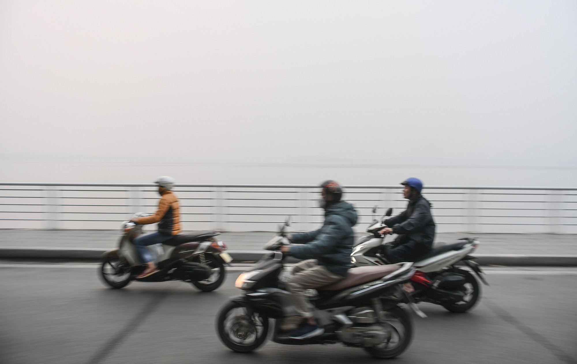 [Ảnh] Thành phố Hà Nội mù sương do ô nhiễm không khí ngày cuối năm ảnh 7