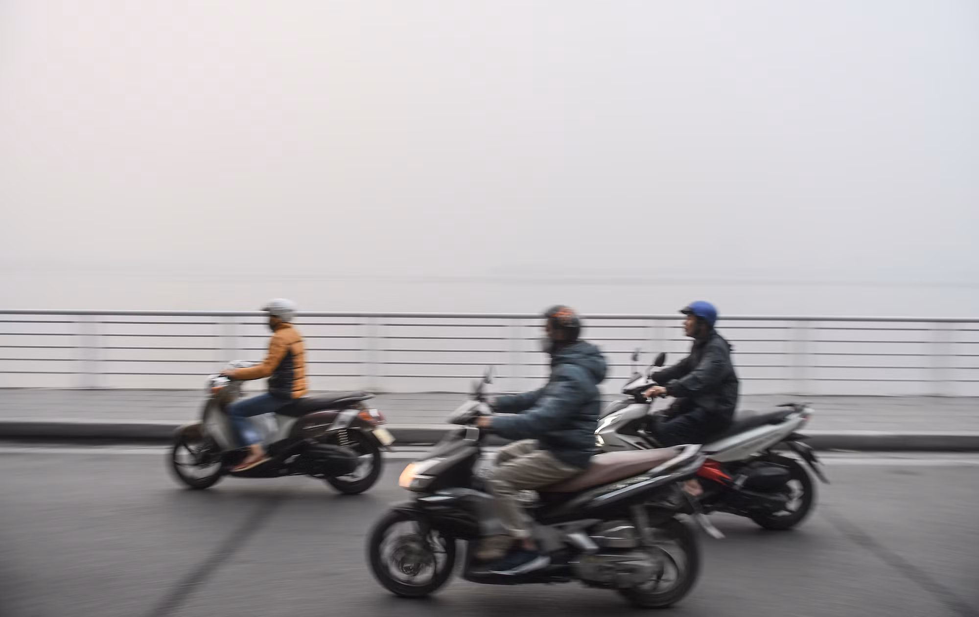 [Ảnh] Thành phố Hà Nội mù sương do ô nhiễm không khí ngày cuối năm ảnh 7