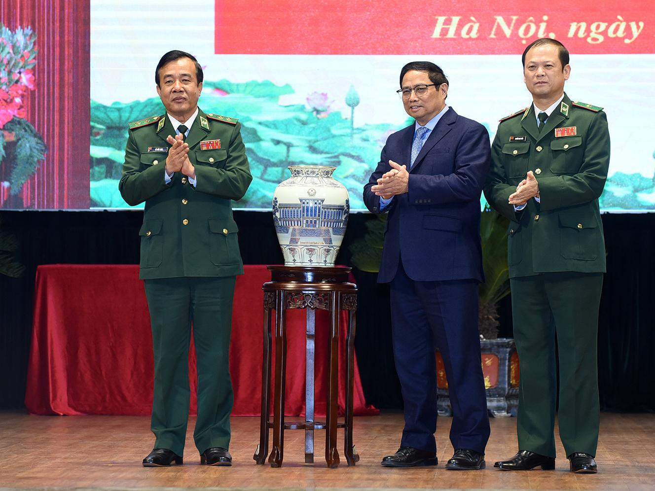 Thủ tướng Phạm Minh Chính trao tặng quà cho cán bộ, chiến sĩ Bộ đội Biên phòng.