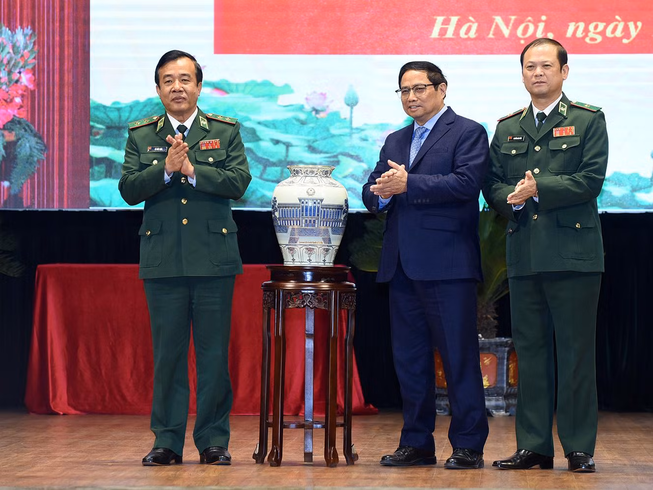 Thủ tướng Phạm Minh Chính trao tặng quà cho cán bộ, chiến sĩ Bộ đội Biên phòng.