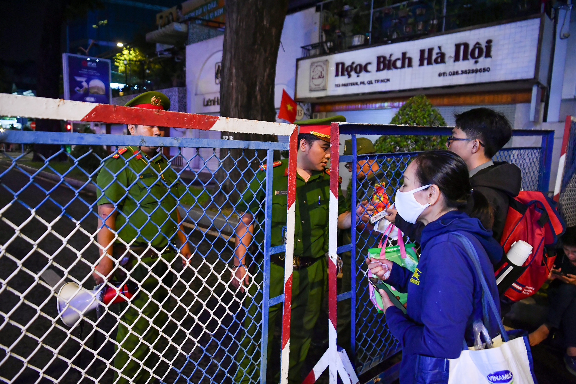 Nhiều người dân không thể trở về nhà do các tuyến phố đã bị cấm