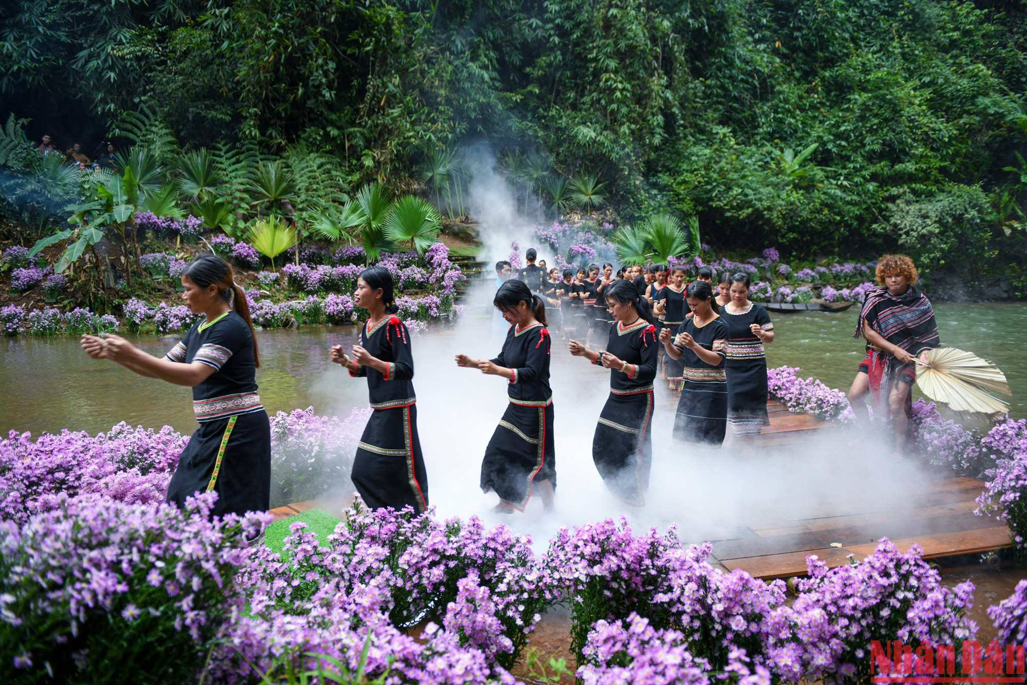Hình ảnh những bộ trang phục truyền thống của dân tộc Tây Nguyên đẹp mê hồn trong khung cảnh thác Pa Sỹ.