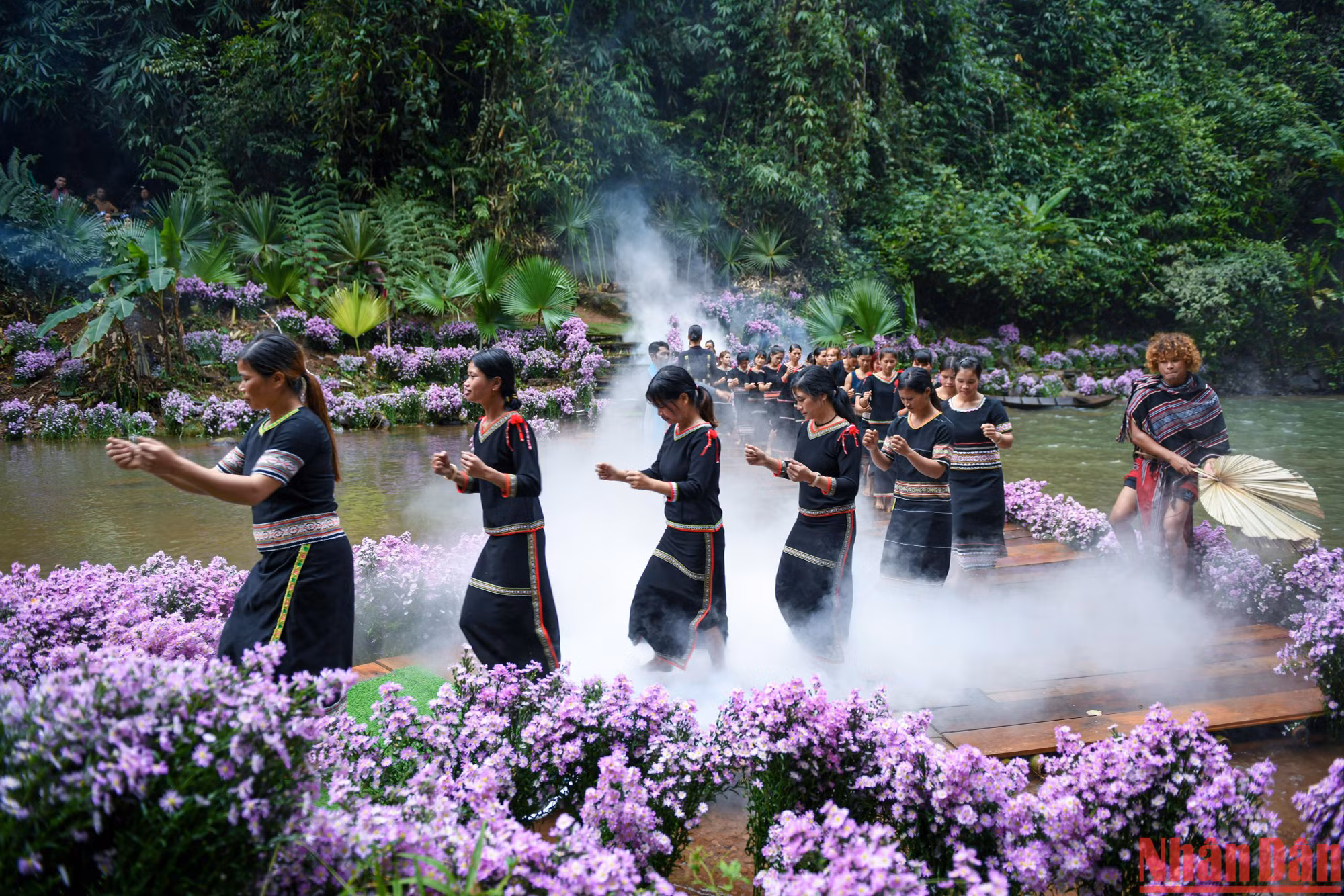 Hình ảnh những bộ trang phục truyền thống của dân tộc Tây Nguyên đẹp mê hồn trong khung cảnh thác Pa Sỹ.