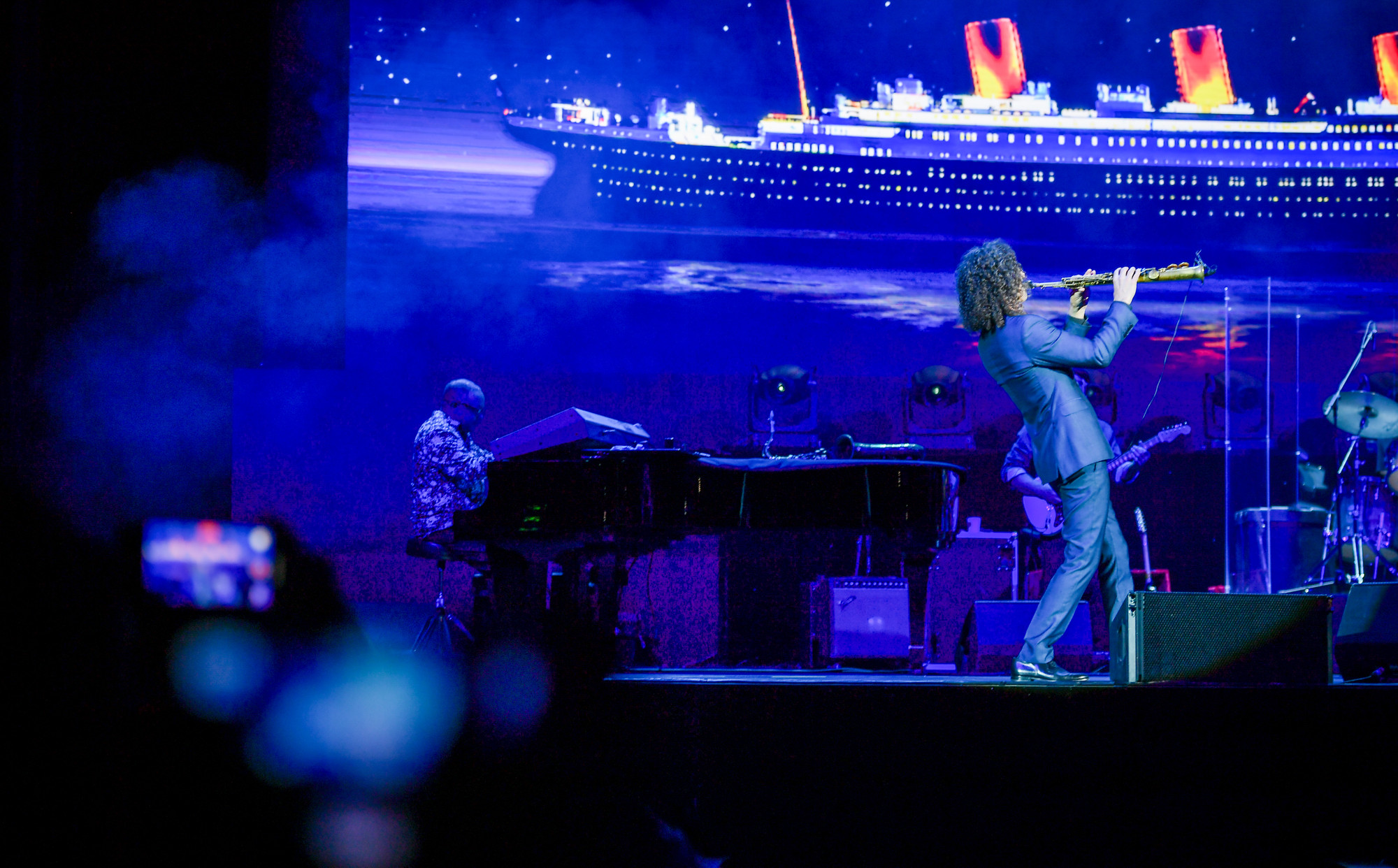 Những bản nhạc "The Moment", "My heart will go on"... lần lượt được nghệ sĩ chơi trong những cung bậc cảm xúc khác nhau, trong tiếng hò reo và vỗ tay của khán giả.