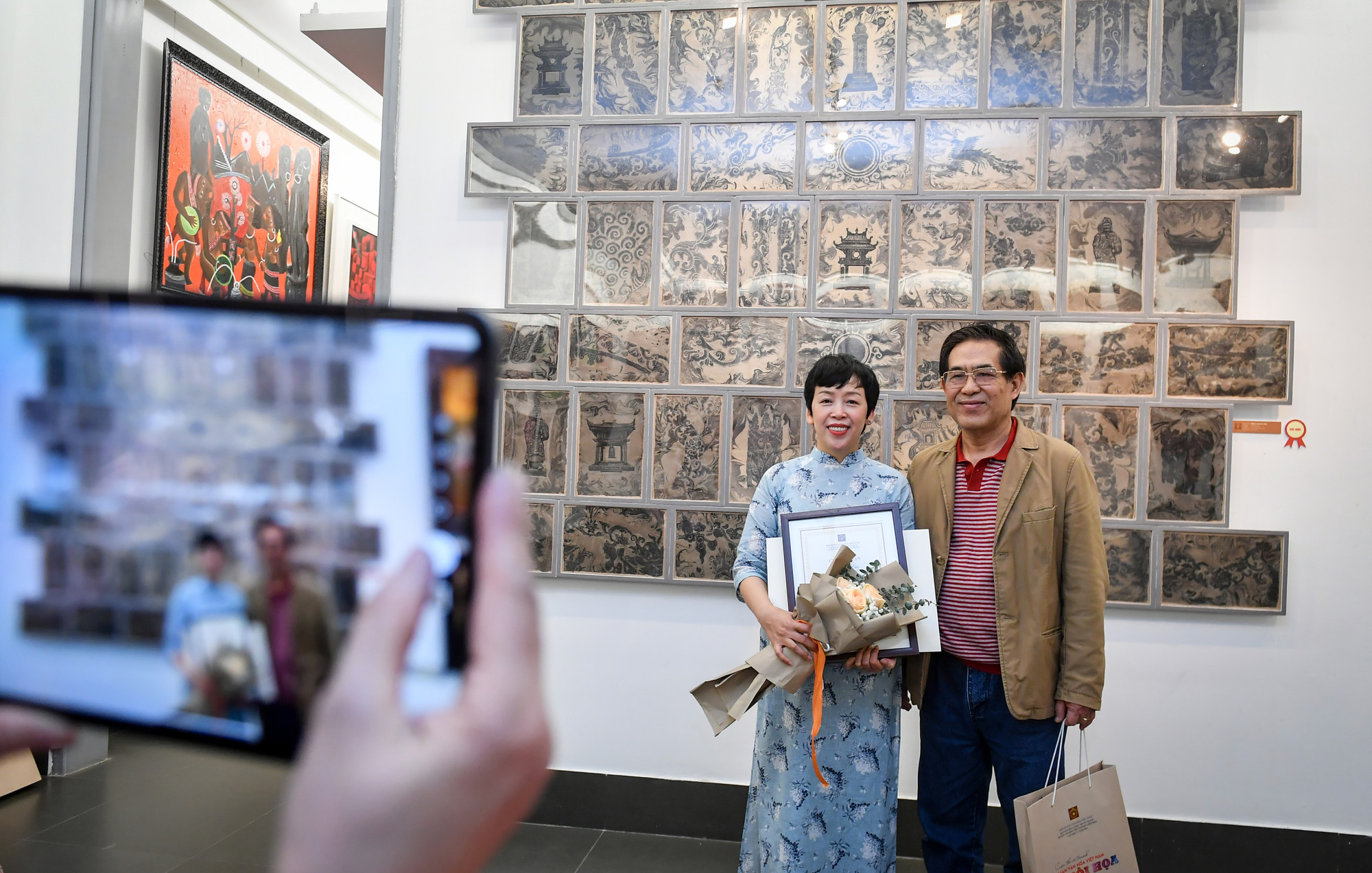 Tác giả Lê Thị Thanh (bên phải) với tác phẩm đoạt giải Nhất "Nghìn xưa lưu dấu".