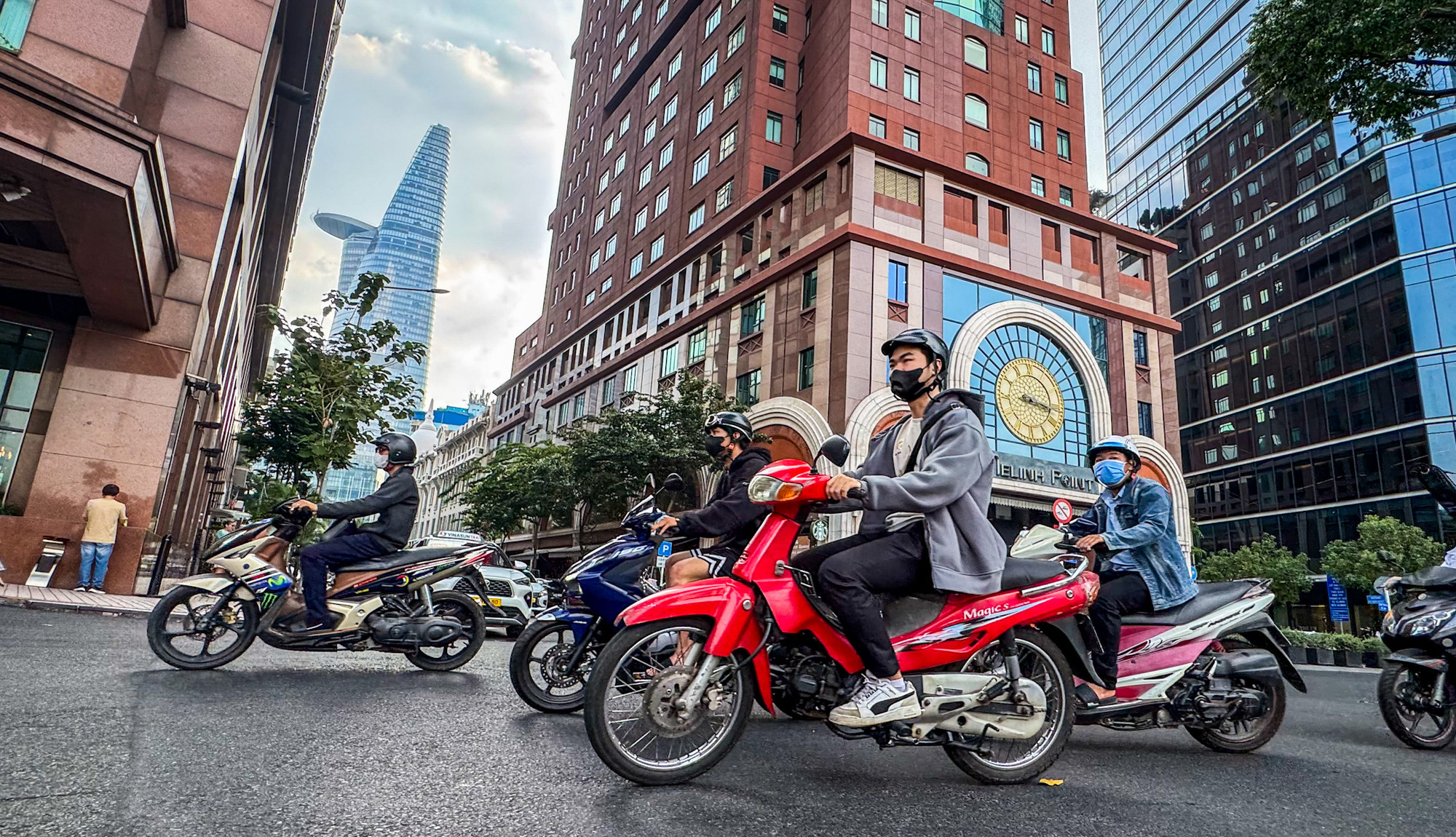 Đến với Thành phố Hồ Chí Minh, điểm dừng chân đầu tiên nên là khu trung tâm quận 1, thường gọi quận Nhất vì là quận hiện đại, sầm uất, tập trung nhiều trung tâm thương mại như VincomPlaza, Parkson…, cùng tòa tháp biểu tượng Búp Sen Bitexco với đài quan sát bao quát cả thành phố.