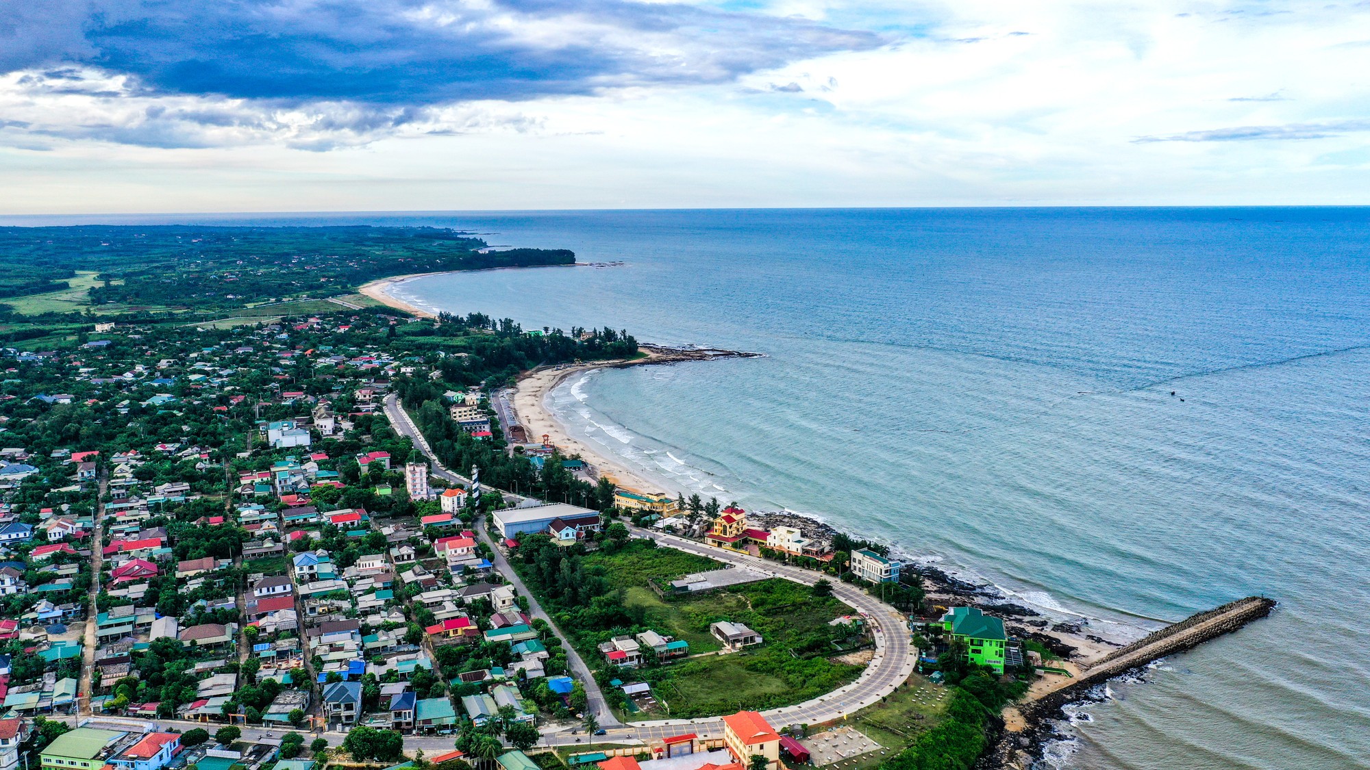 Được mệnh danh là “nữ hoàng của những bãi tắm”, biển Cửa Tùng (thị trấn Cửa Tùng, huyện Vĩnh Linh) mang vẻ đẹp hoang sơ với bãi biển dài được dệt một lớp cát mịn mỏng, nằm thoai thoải trên vùng đất đỏ bazan, bên hông những vườn thông xanh ngút tầm mắt.