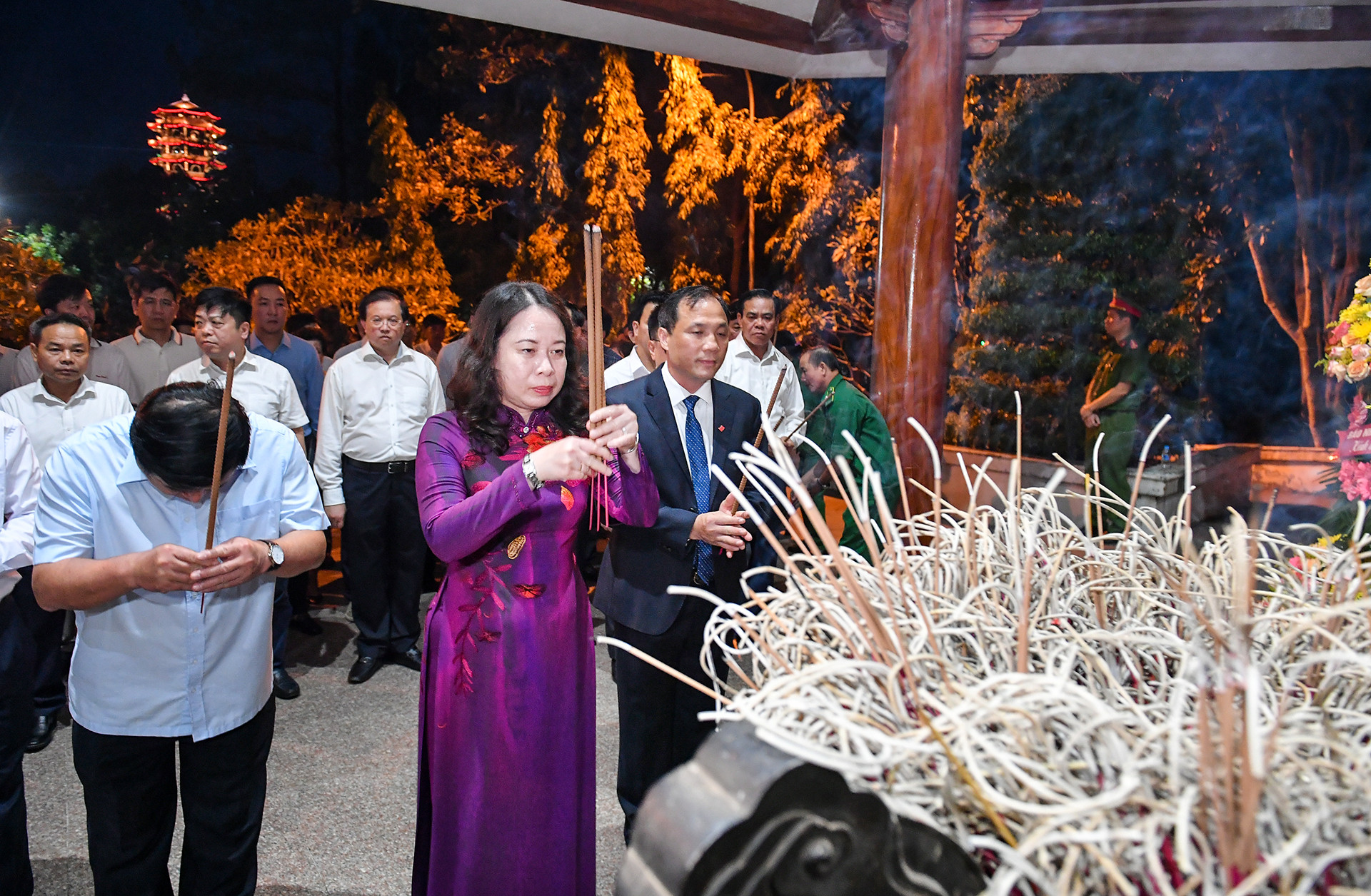 Phó Chủ tịch nước và đoàn dâng hương tại Nhà bia tưởng niệm liệt sĩ Thanh niên xung phong toàn quốc.