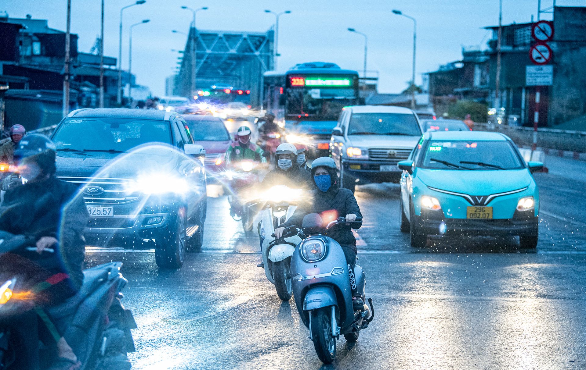 Hôm nay (ngày 13/11), khu vực Bắc Bộ và Bắc Trung Bộ chuyển rét vào sáng sớm, ban ngày trời lạnh. Nhiệt độ thấp nhất 16-19 độ C, cao nhất 20-21 độ C. Tại miền núi, nền nhiệt có thể chạm ngưỡng 12-15 độ C, vùng núi cao có nơi dưới 12 độ C. Ông Nguyễn Văn Hưởng, Trưởng phòng Dự báo Thời tiết, cho biết thời điểm rét nhất tại Hà Nội và các tỉnh, thành phố Đồng bằng Bắc Bộ là ngày và đêm 13/11. Mức nhiệt thấp nhất có thể ở ngưỡng 16 độ C, nhiệt độ trung bình ngày không quá 20 độ C, thấp nhất kể từ đầu mùa.