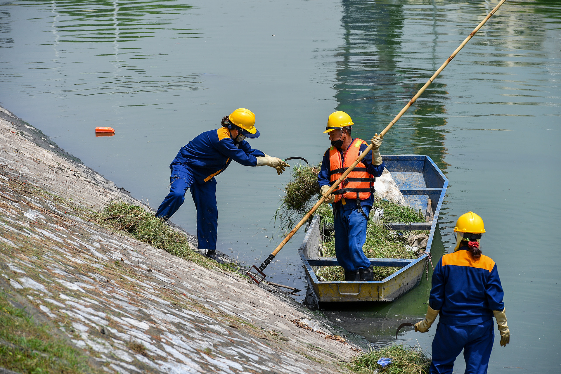 [Ảnh] Những người âm thầm vớt rác trên sông, hồ Hà Nội ảnh 11
