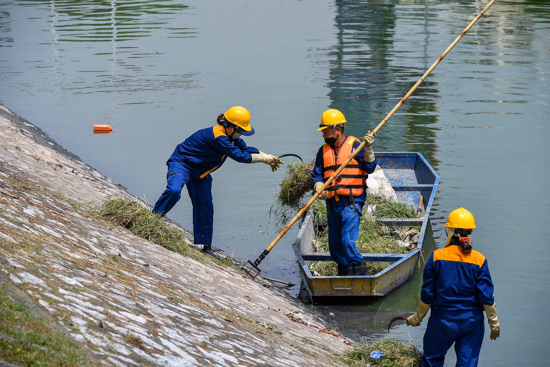 [Ảnh] Những người âm thầm vớt rác trên sông, hồ Hà Nội ảnh 11