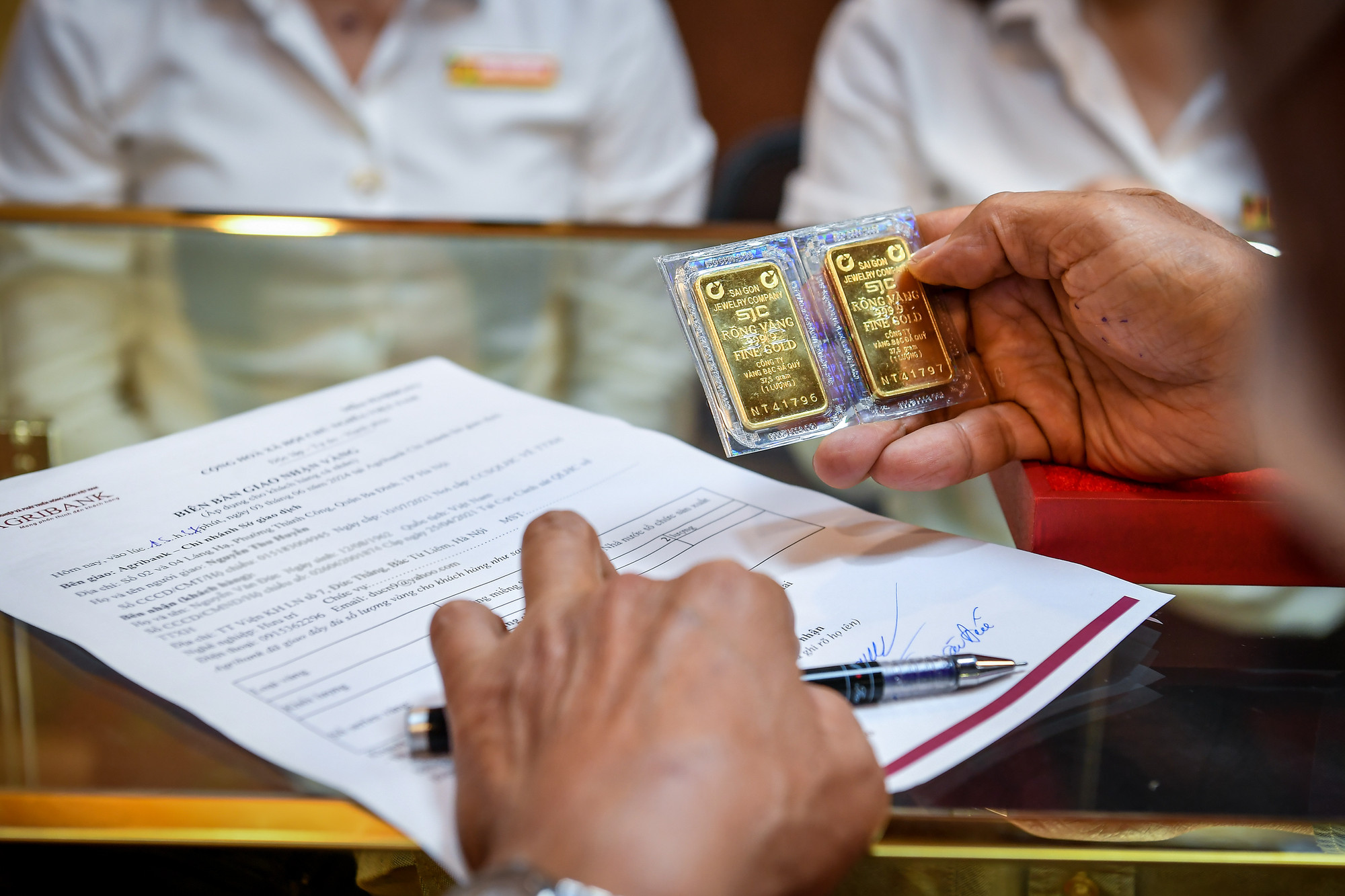 Người dân Thủ đô không giấu được niềm vui khi mua được vàng mới mức giá bình ổn là 79,98 triệu đồng/lượng.