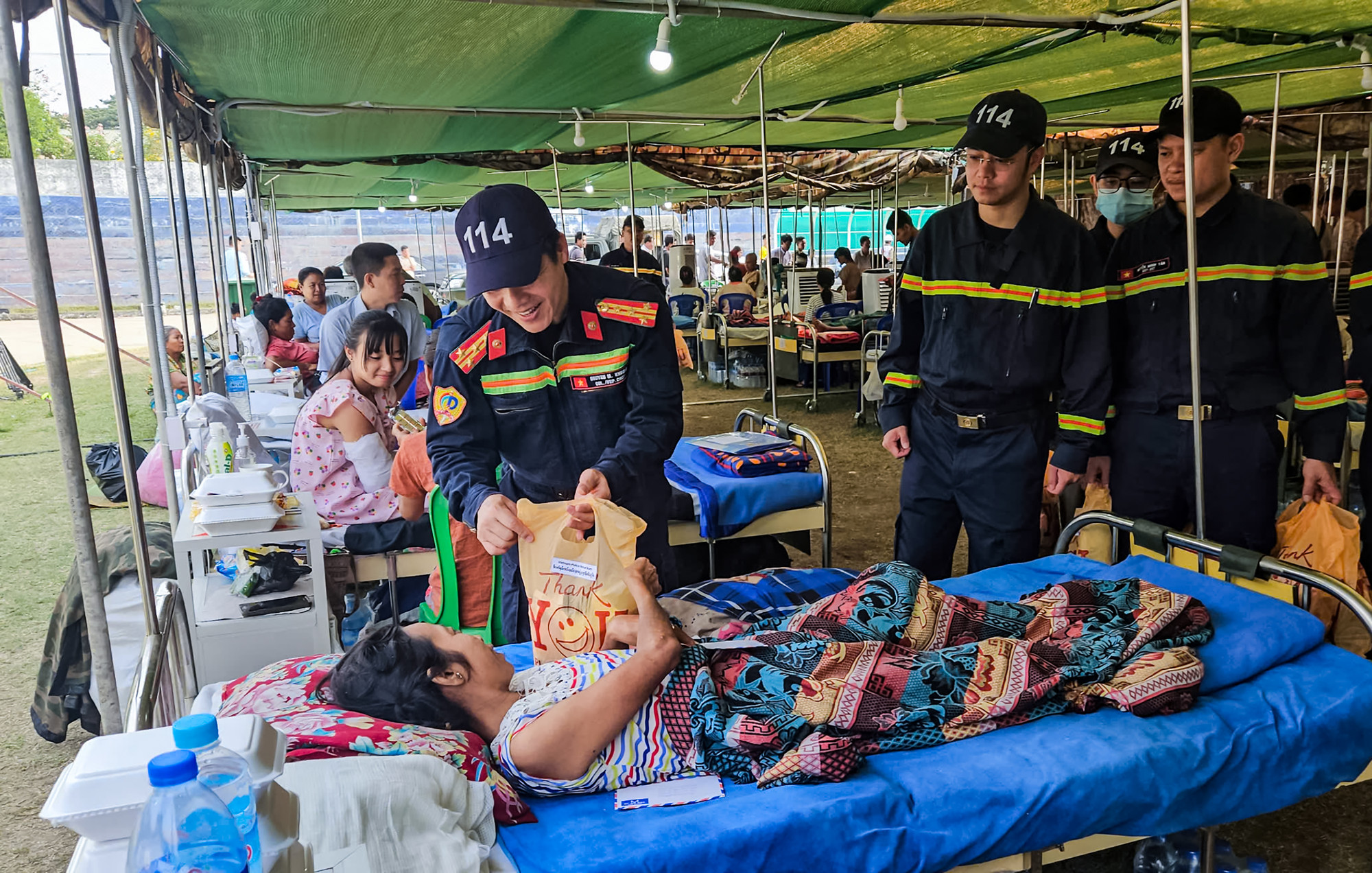 [Ảnh] Đoàn cứu nạn, cứu hộ Việt Nam chia sẻ nỗi mất mát với người dân vùng động đất Myanmar ảnh 14