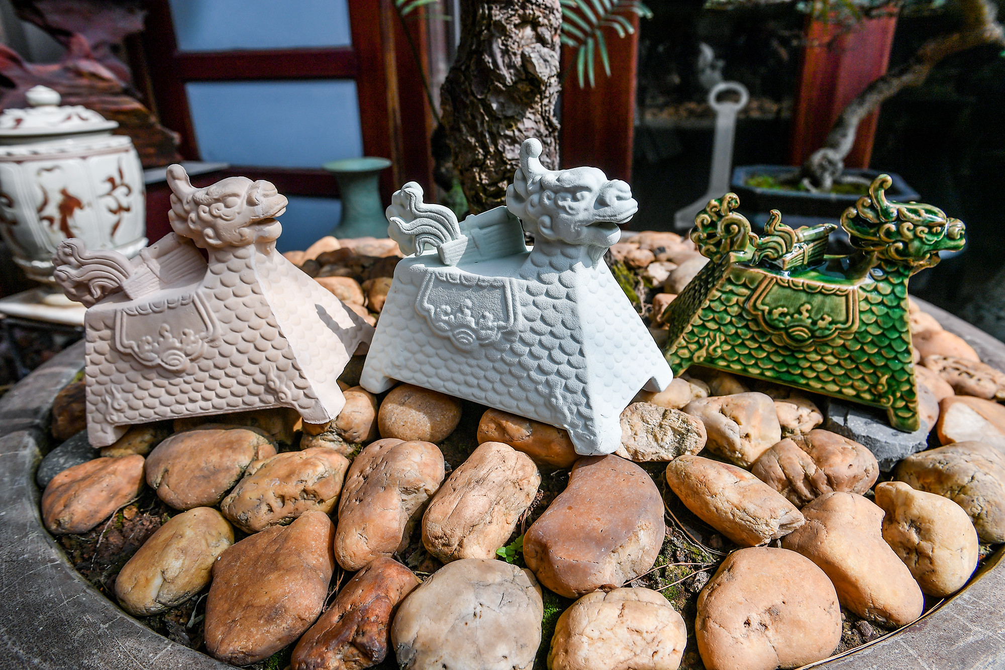 Như mẫu Long mã cõng hà đồ được Tú lấy nguyên mẫu từ hình tượng Long mã tại Hoàng Thành và lăng tẩm các vua triều Nguyễn tại Huế. Long mã tượng trưng cho sự uy nghi hùng dũng (tung hoành), sự tiến hóa vạn vật, biểu hiện của một vũ trụ vận động không ngừng. Trong nghệ thuật trang trí, hình ảnh long mã luôn gắn liền ước vọng về một thế giới an lạc, thái bình và thịnh vượng.