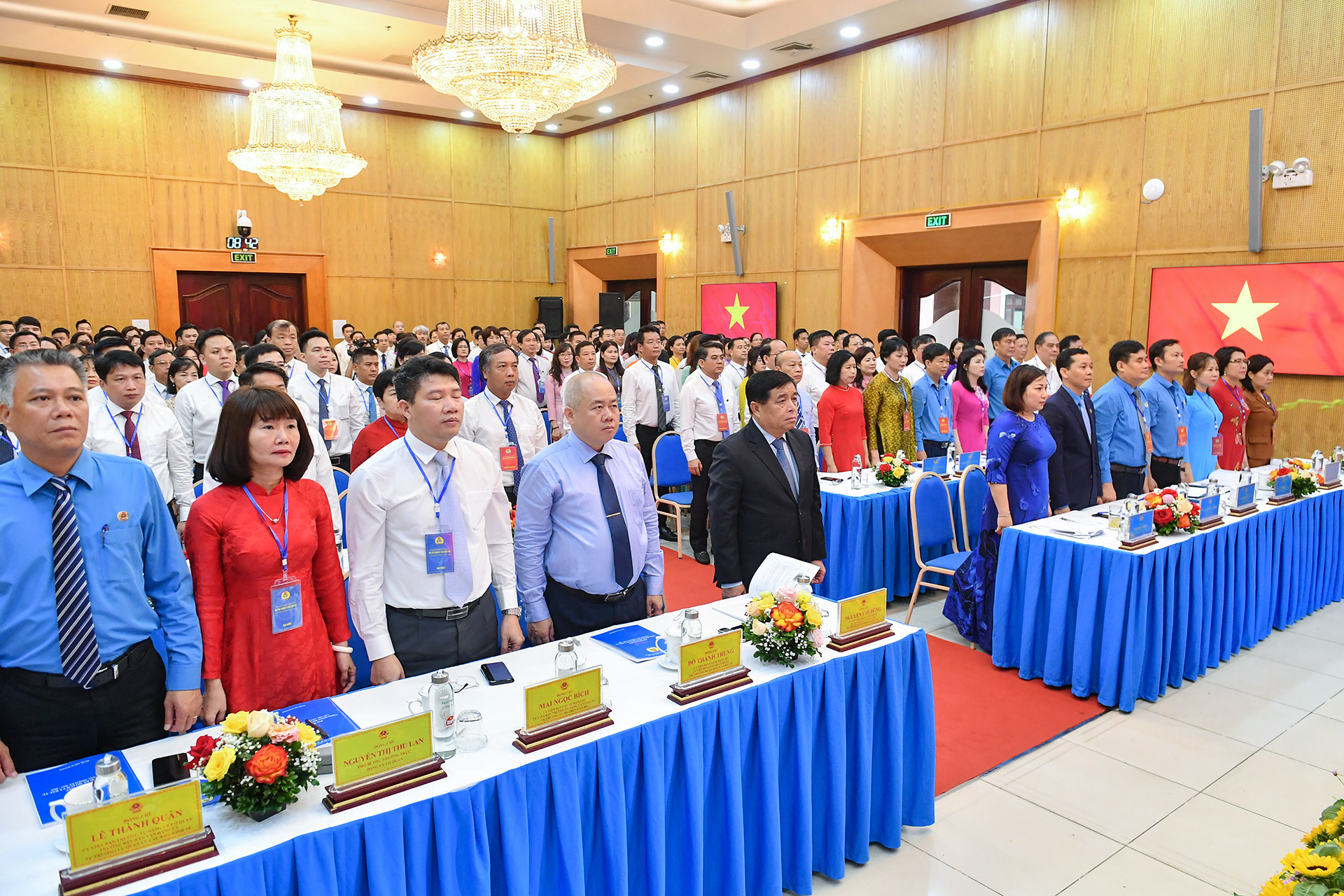 Các đại biểu thực hiện nghi thức chào cờ tại Đại hội.