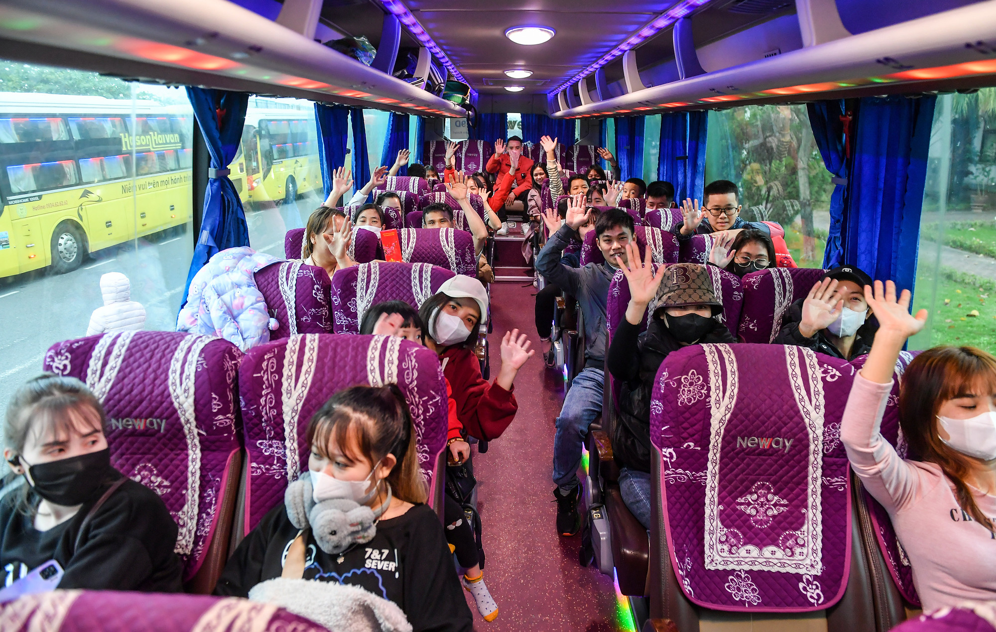 [Ảnh] 1.200 công nhân Hà Nội dậy từ 4 giờ đón chuyến xe miễn phí về quê đón Tết ảnh 13