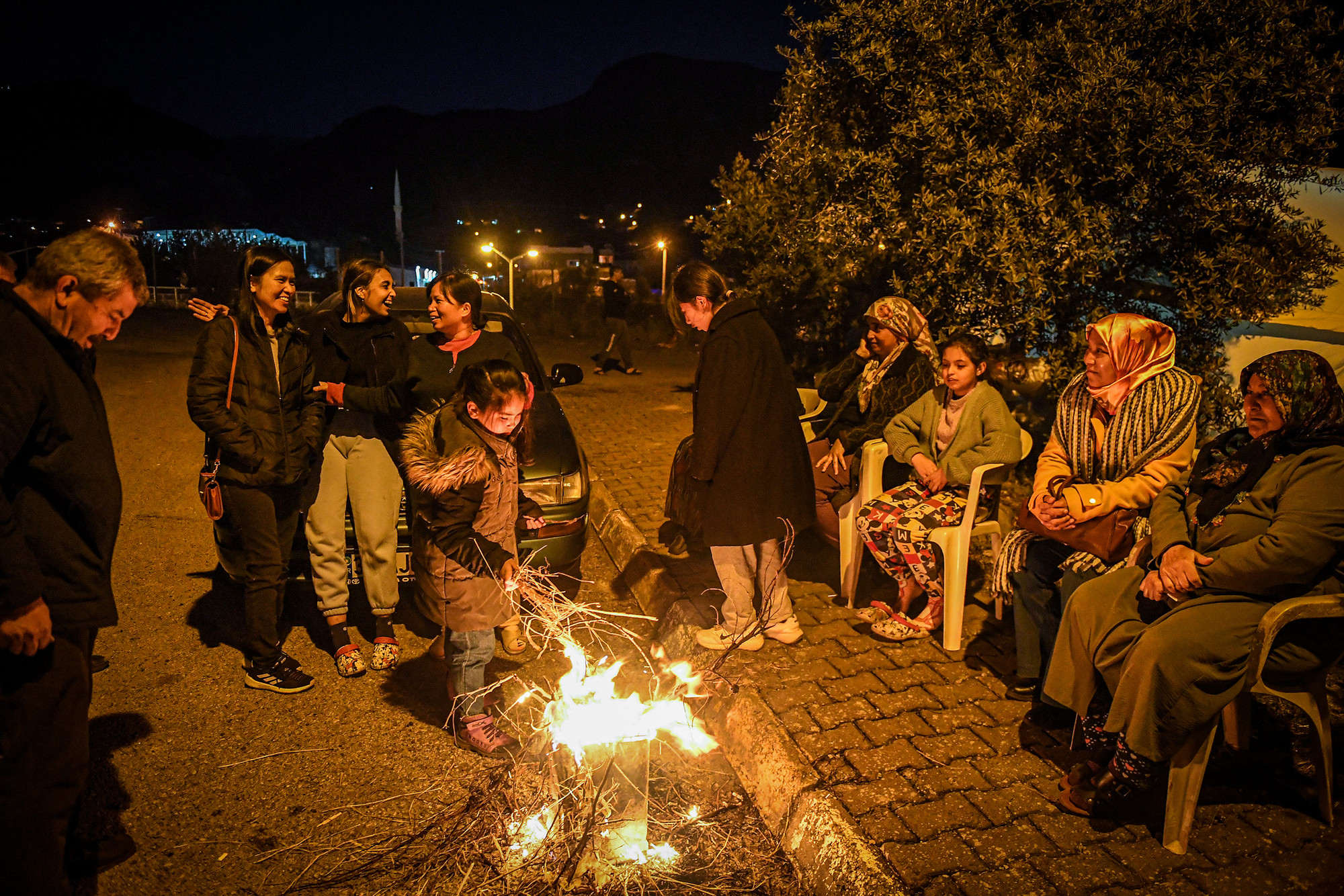 Quây quần bên bếp lửa, những người dân Thổ Nhĩ Kỳ cùng kể cho nhau nghe những câu chuyện hằng ngày, đồng thời không ngừng hy vọng vào tương lai phía trước. Cuộc sống, theo cách nào cũng vẫn sẽ tiếp diễn.