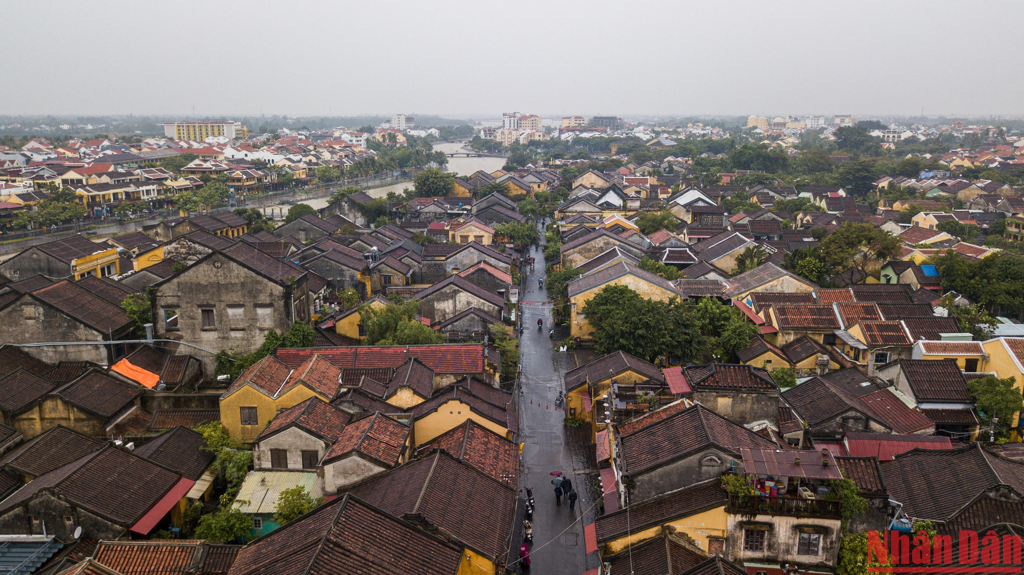 Toàn cảnh phố cổ Hội An trước giờ bão Noru đổ bộ (ảnh chụp lúc 13 giờ chiều 27/9).