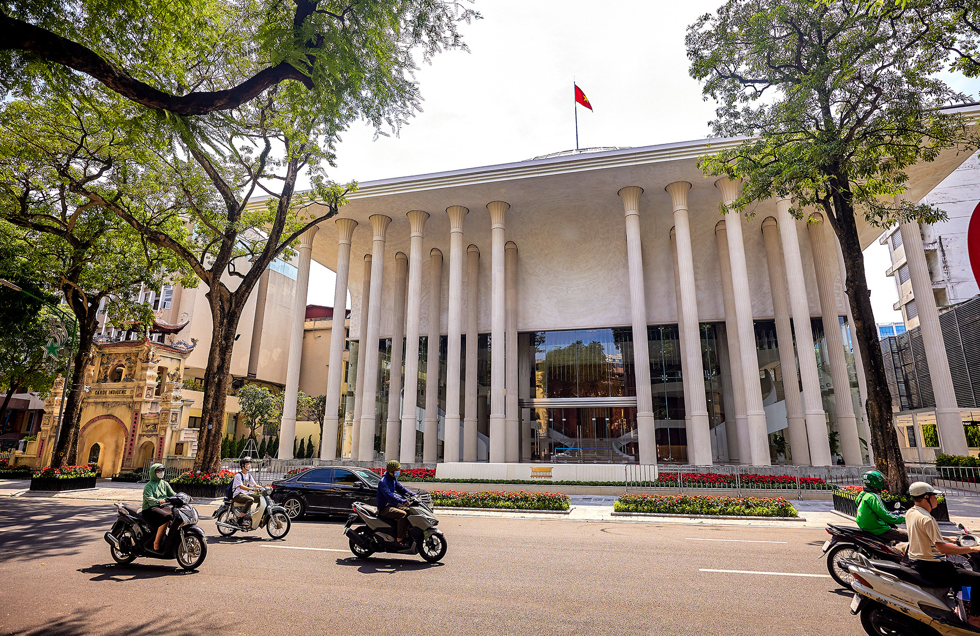 Nhà hát Hồ Gươm ngay gần hồ Gươm vừa khánh thành ngày 9/7, gây ấn tượng với 52 cột đá nguyên khối nhập khẩu từ Tây Ban Nha, được giới thiệu có trang thiết bị tiên tiến, hiện đại, ứng dụng công nghệ hàng đầu thế giới.