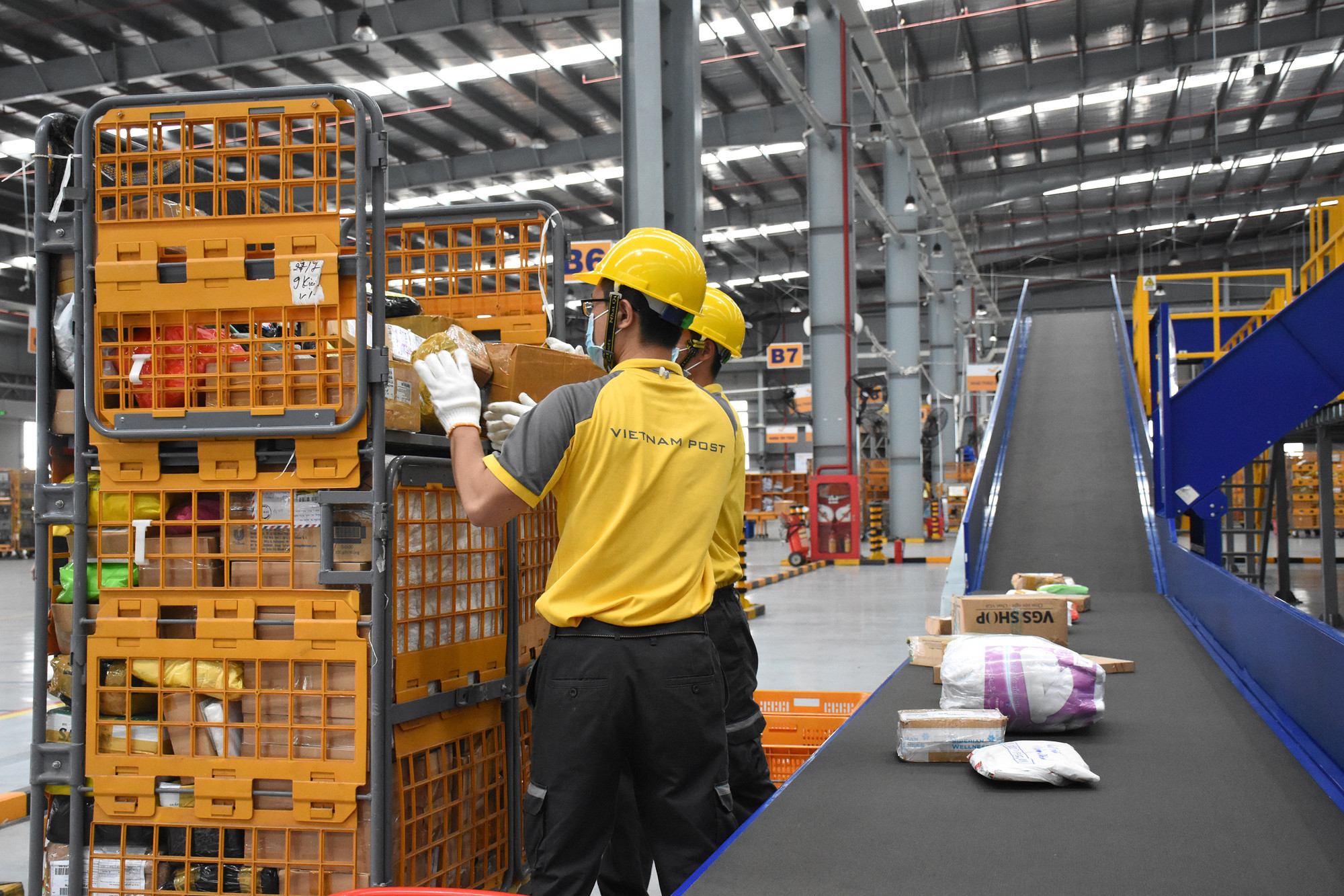 Vietnam Post phát triển ứng dụng công nghệ thông tin hiện đại, đáp ứng nhu cầu ngày càng cao cả về chất lượng và tốc độ tăng trưởng của thị trường trong thời gian tới, đặc biệt là trong lĩnh vực chuyển phát thương mại điện tử. Vietnam Post phát triển ứng dụng công nghệ thông tin hiện đại, đáp ứng nhu cầu ngày càng cao cả về chất lượng và tốc độ tăng trưởng của thị trường trong thời gian tới, đặc biệt là trong lĩnh vực chuyển phát thương mại điện tử.
