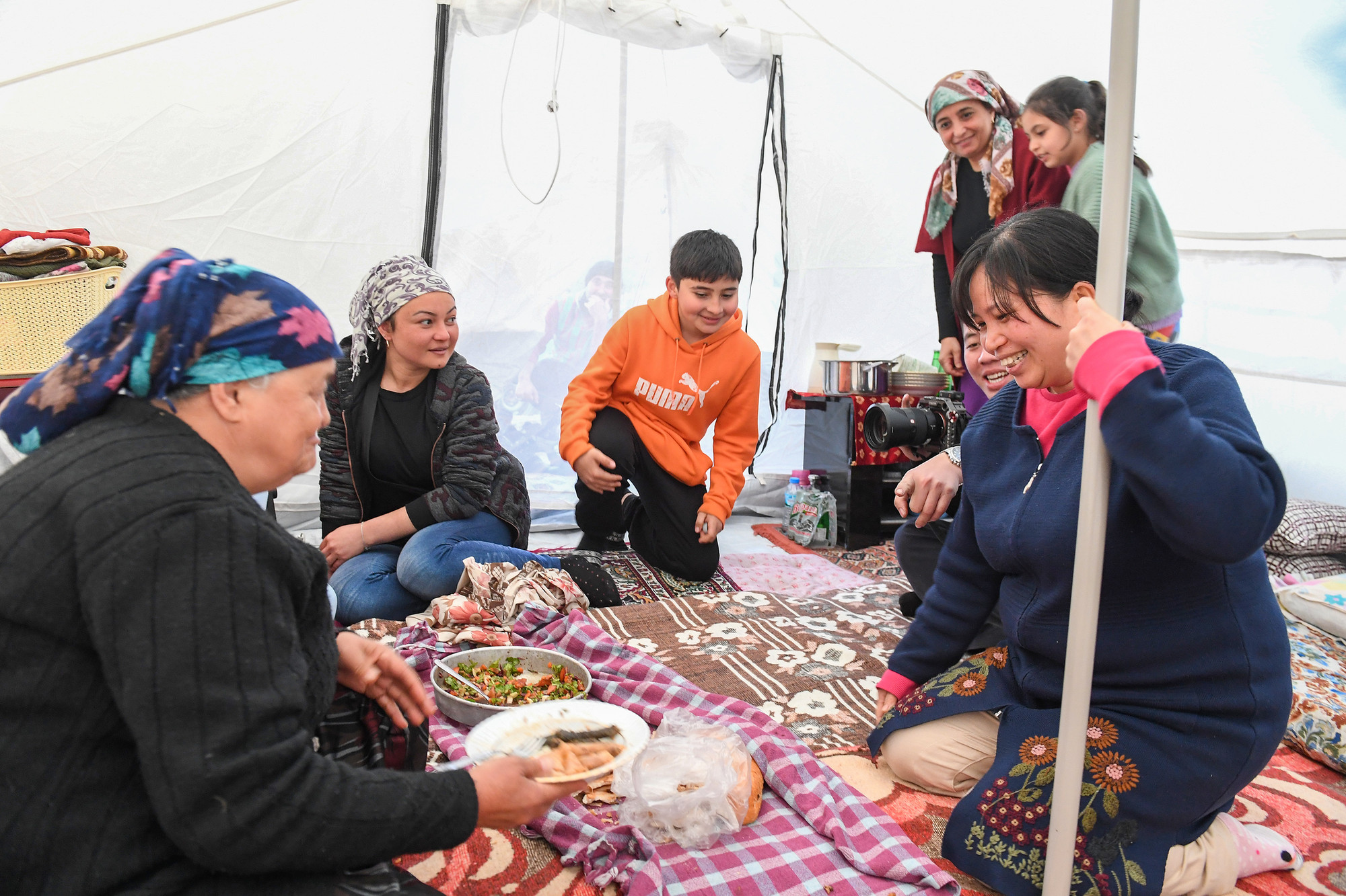 Một số hộ sau khi xin được lều từ các tổ chức nhân đạo hỗ trợ đã bắt đầu thiết lập lại cuộc sống mới. Trong ảnh, bà Guldane Kose đang chuẩn bị bữa cơm chiều.