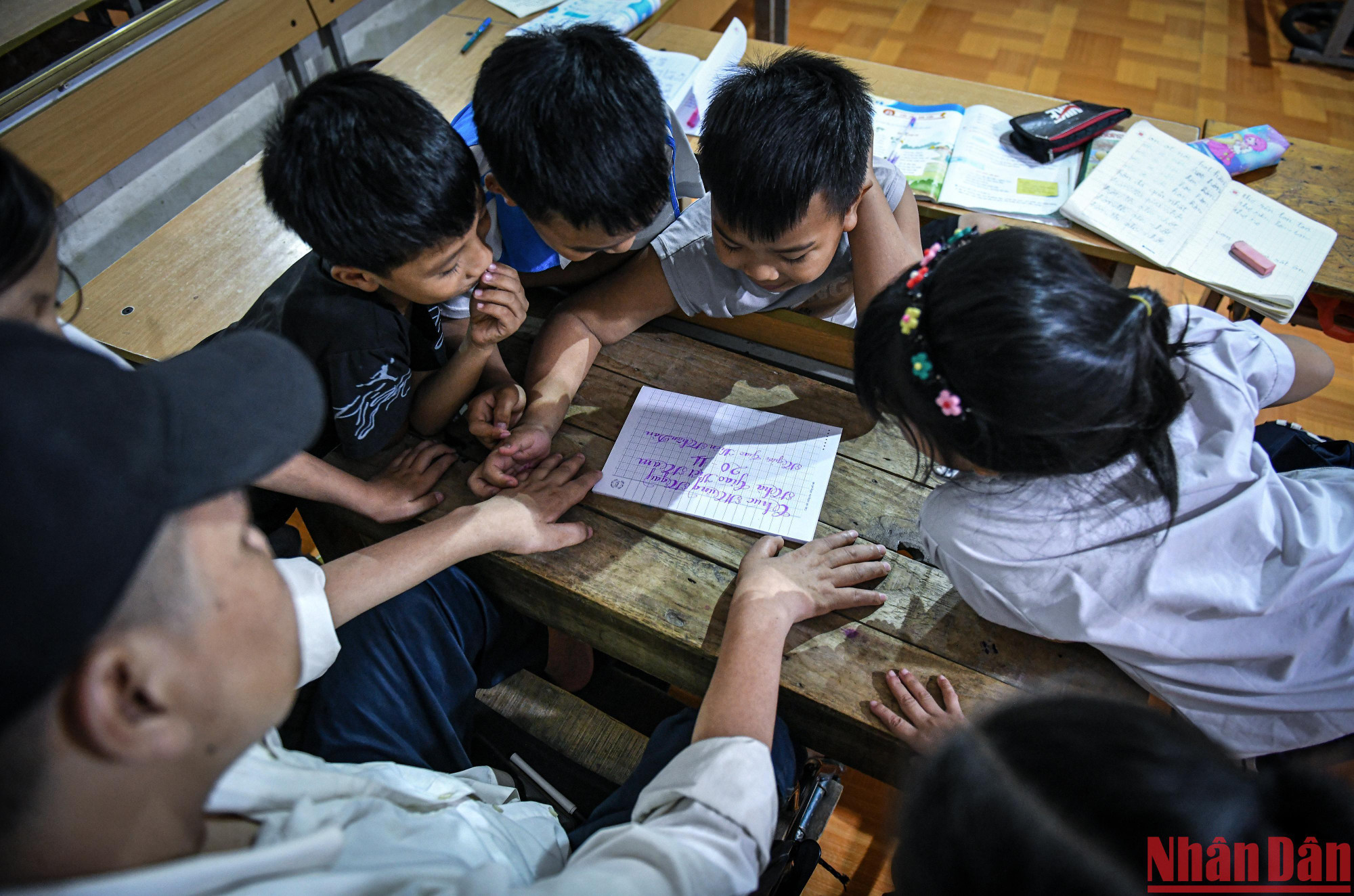 Học sinh quây quần bên người thầy tật nguyền. (Ảnh: THÀNH ĐẠT)