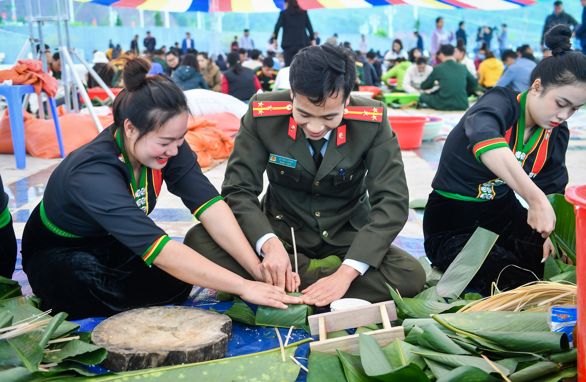 [Ảnh] Những bếp lửa "nghĩa tình" nấu bánh chưng xanh ở Nậm Pồ ảnh 7