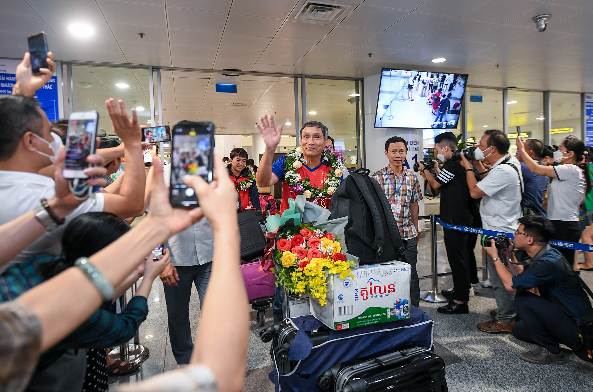 [Ảnh] Tuyển bóng đá nữ Việt Nam về nước dưới sự đón chào nồng nhiệt của cổ động viên ảnh 1