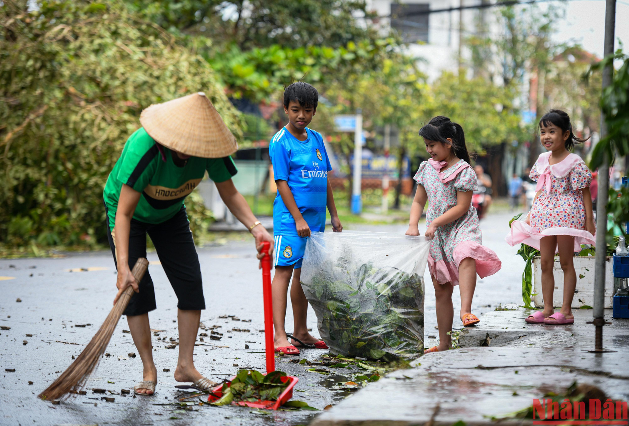 Người dân nơi đây đang bắt đầu dọn dẹp hậu quả mà bão Noru để lại.