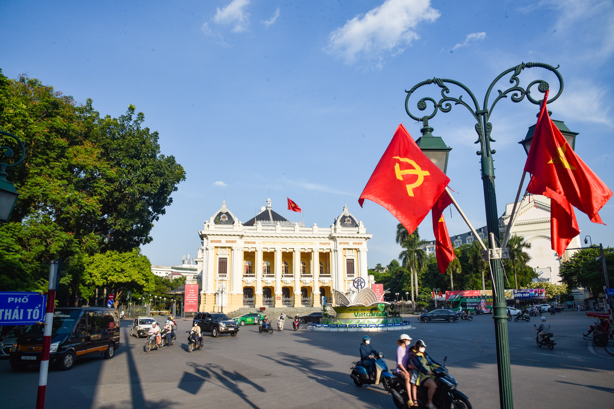 [Ảnh] Đường phố Hà Nội rực rỡ cờ hoa chào mừng ngày Quốc Khánh Việt Nam 2/9 ảnh 1