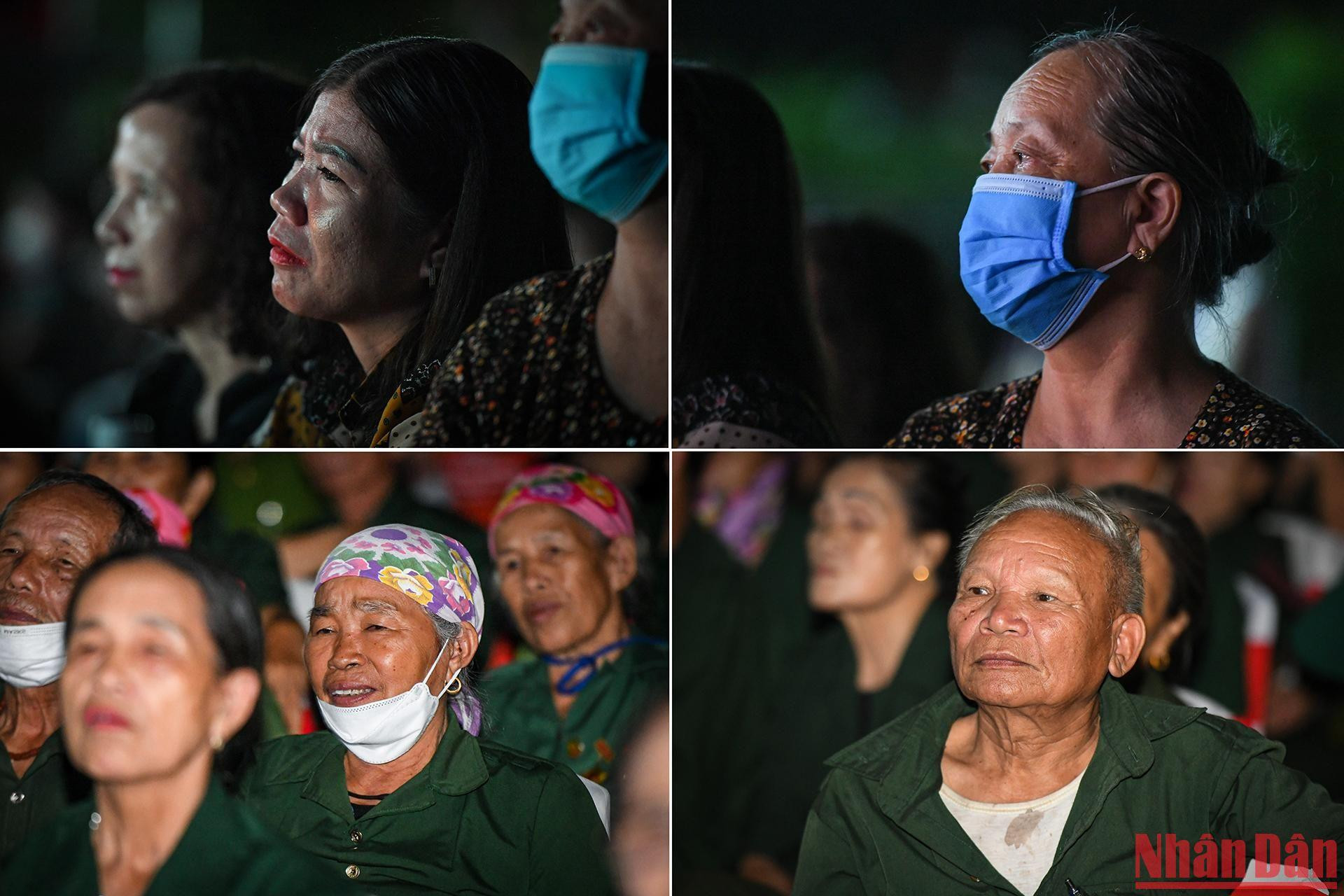 Một số khán giả đã không giấu nổi cảm xúc, những giọt nước mắt đã rơi khi xem chương trình.