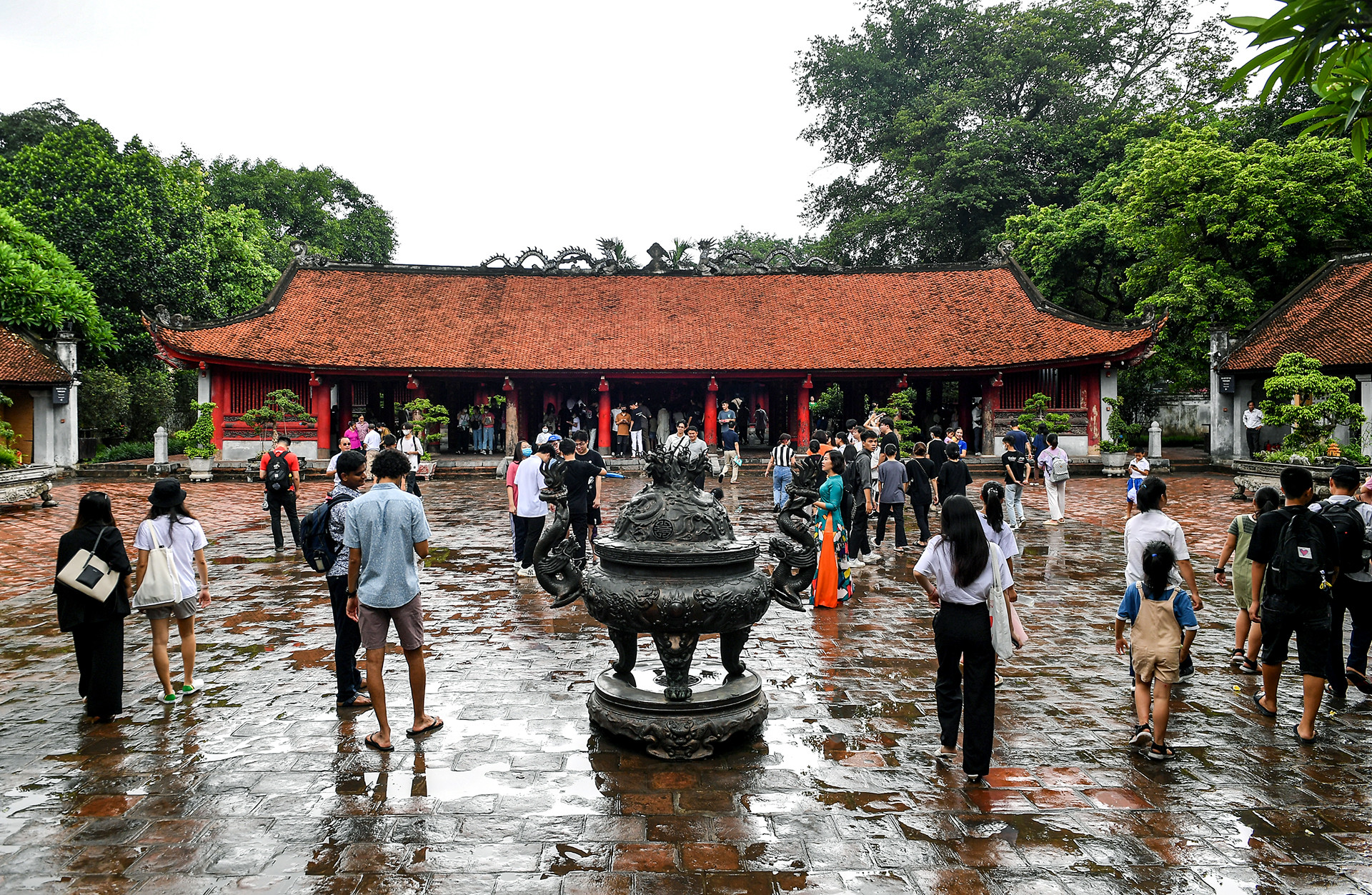 [Ảnh] Sĩ tử đến Văn Miếu cầu may trước kỳ thi tốt nghiệp THPT ảnh 4