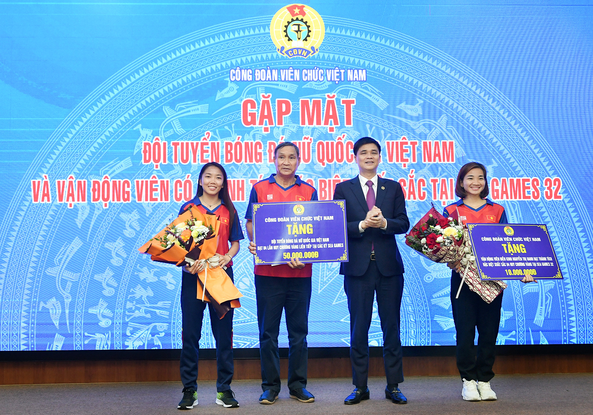 Tại buổi gặp mặt, Ban Thường vụ Công đoàn Viên chức Việt Nam đã trao tặng Đội tuyển Bóng đá nữ quốc gia Việt Nam số tiền 50 triệu đồng. Tặng vận động viên điền kinh Nguyễn Thị Oanh 10 triệu đồng. Tại buổi gặp mặt, Ban Thường vụ Công đoàn Viên chức Việt Nam đã trao tặng Đội tuyển Bóng đá nữ quốc gia Việt Nam số tiền 50 triệu đồng. Tặng vận động viên điền kinh Nguyễn Thị Oanh 10 triệu đồng.