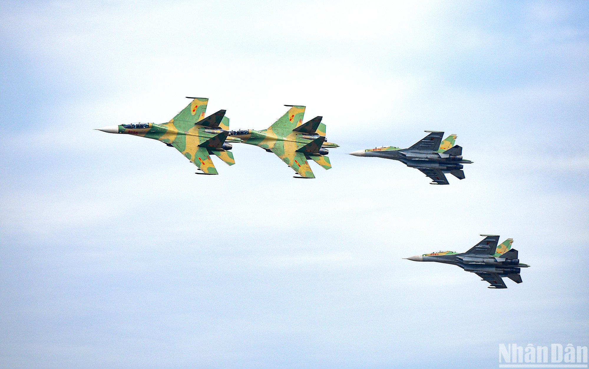 Biên đội máy bay Su-30MK2 thao diễn trên bầu trời.