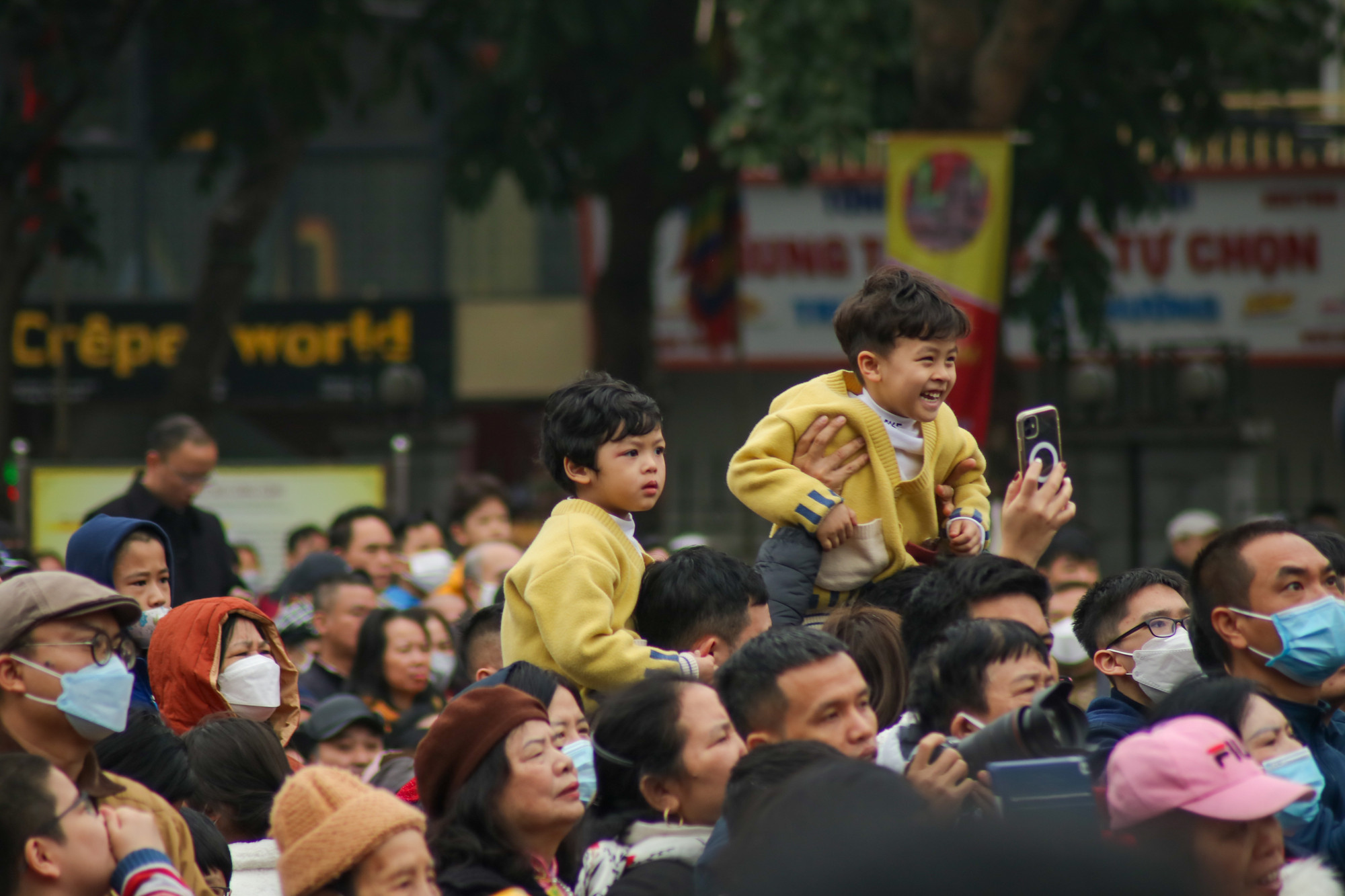 Các bạn nhỏ vui vẻ tận hưởng chương trình văn nghệ. (Ảnh: NHẬT QUANG)
