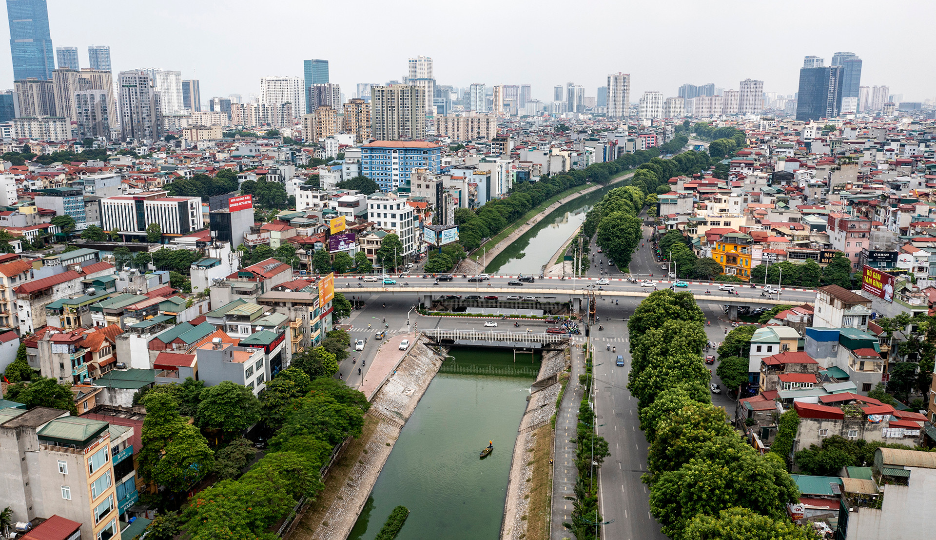 [Ảnh] Những người âm thầm vớt rác trên sông, hồ Hà Nội ảnh 15