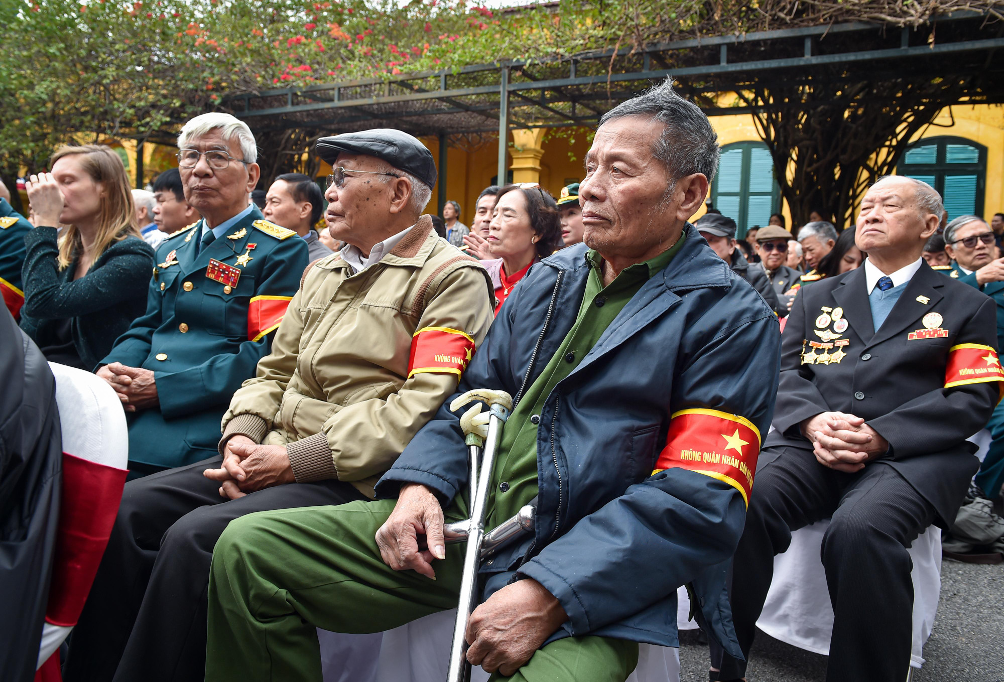 Các quân nhân thuộc lực lượng không quân nhân dân Việt Nam đến dự triển lãm.