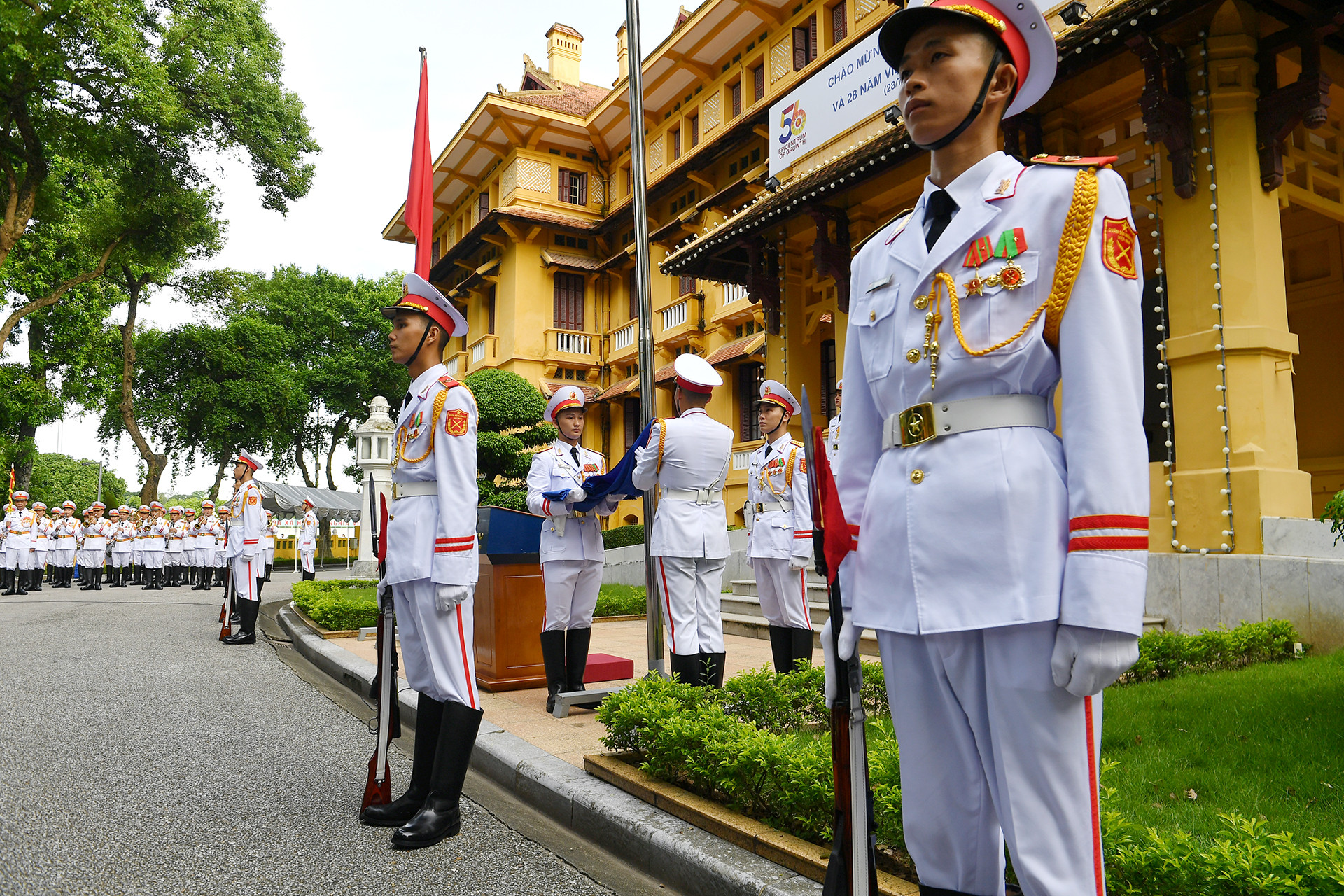 Lễ thượng cờ được tổ chức theo nghi thức trang trọng. (Ảnh: THÀNH ĐẠT)