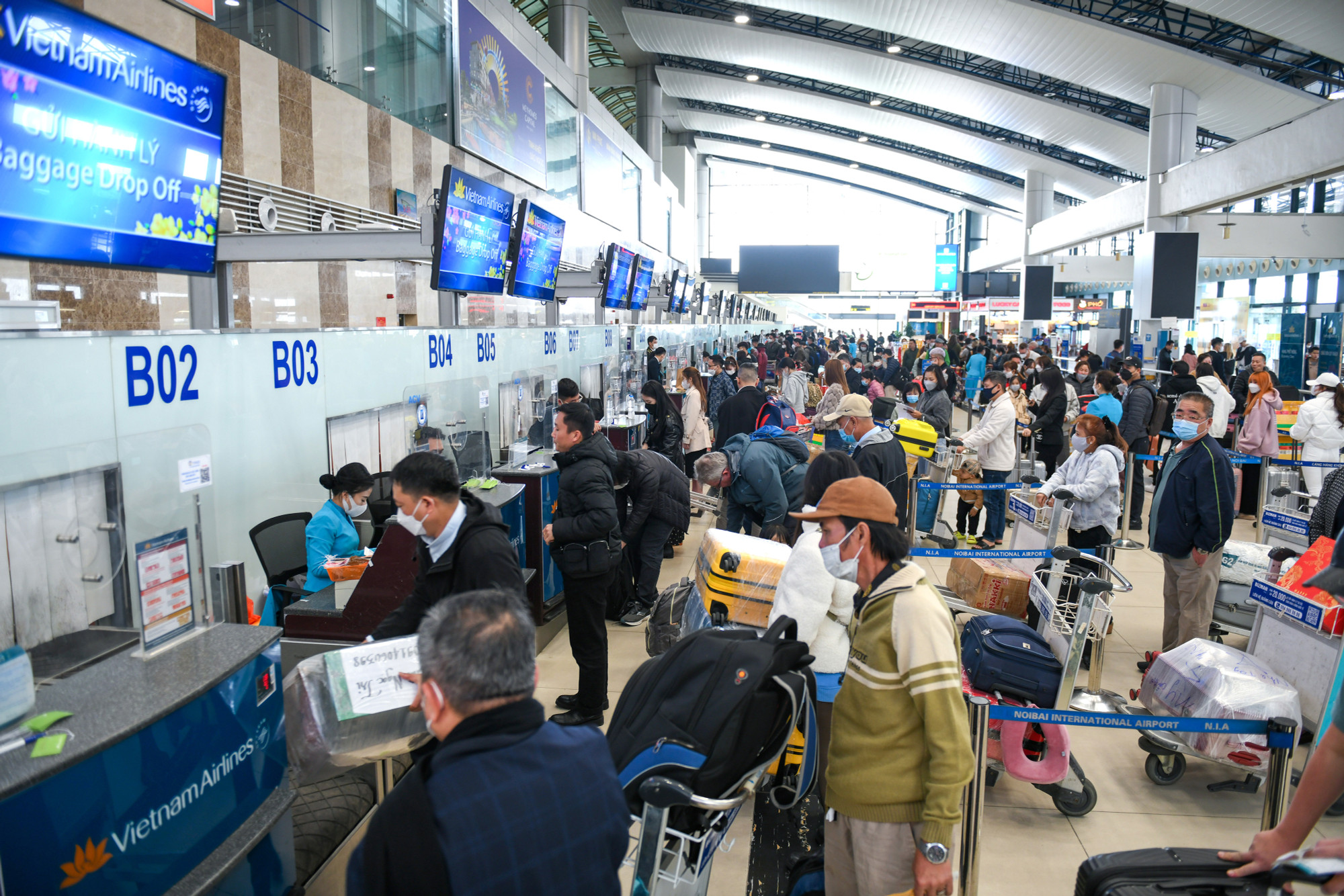 Theo đại diện Cảng Hàng không quốc tế Nội Bài, trong những ngày vừa qua, lượng hành khách qua cảng đã bắt đầu tăng cao. Riêng trong ngày 18/1, dự kiến sẽ có khoảng hơn 80 nghìn lượt khách, trong đó 57 nghìn lượt khách nội địa và 23 nghìn lượt khách quốc tế. Sân bay Nội Bài cũng đón khoảng 554 lượt chuyến bay (387 chuyến bay nội địa và 167 chuyến bay quốc tế).